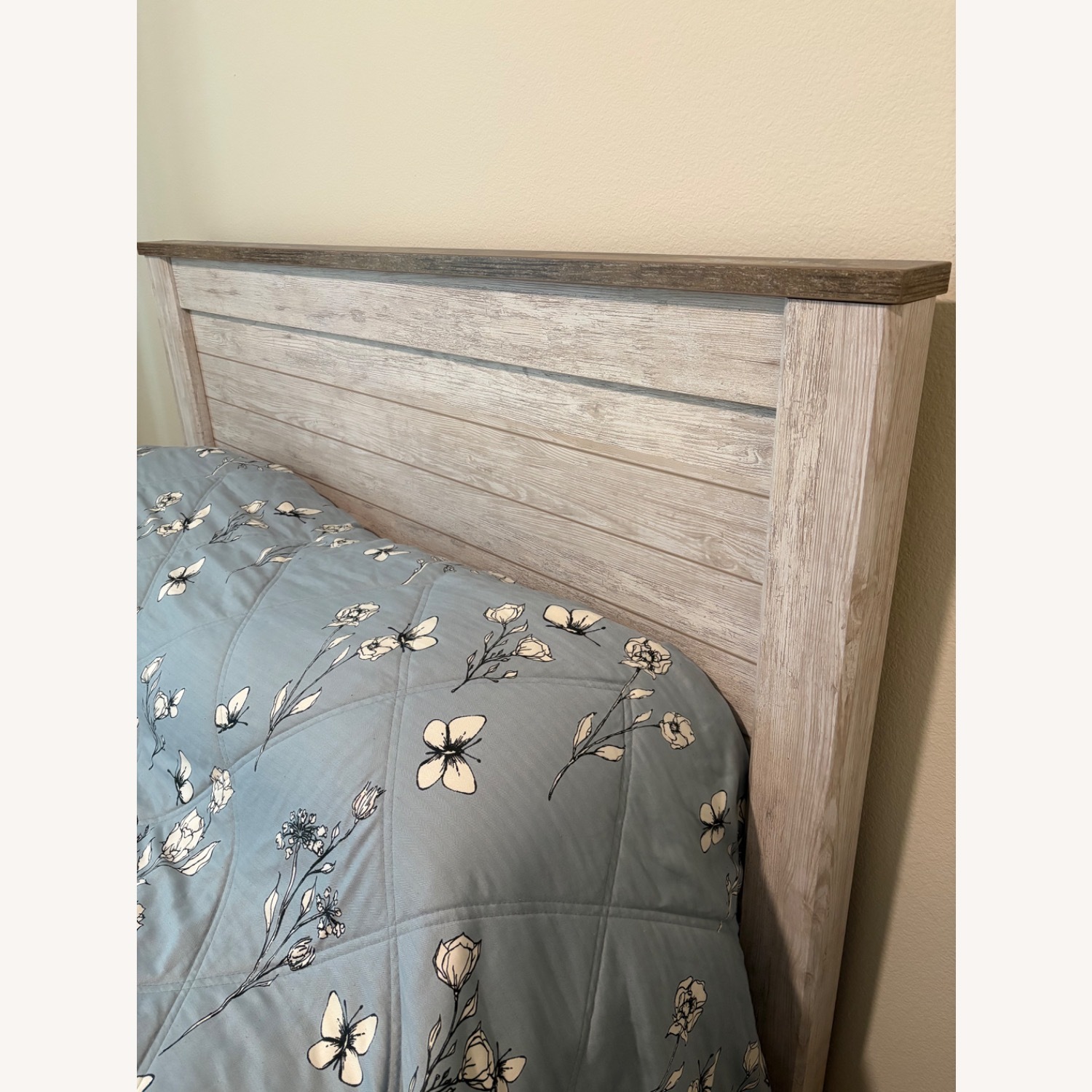 Ashley Furniture Willowton Queen Bed - image-2