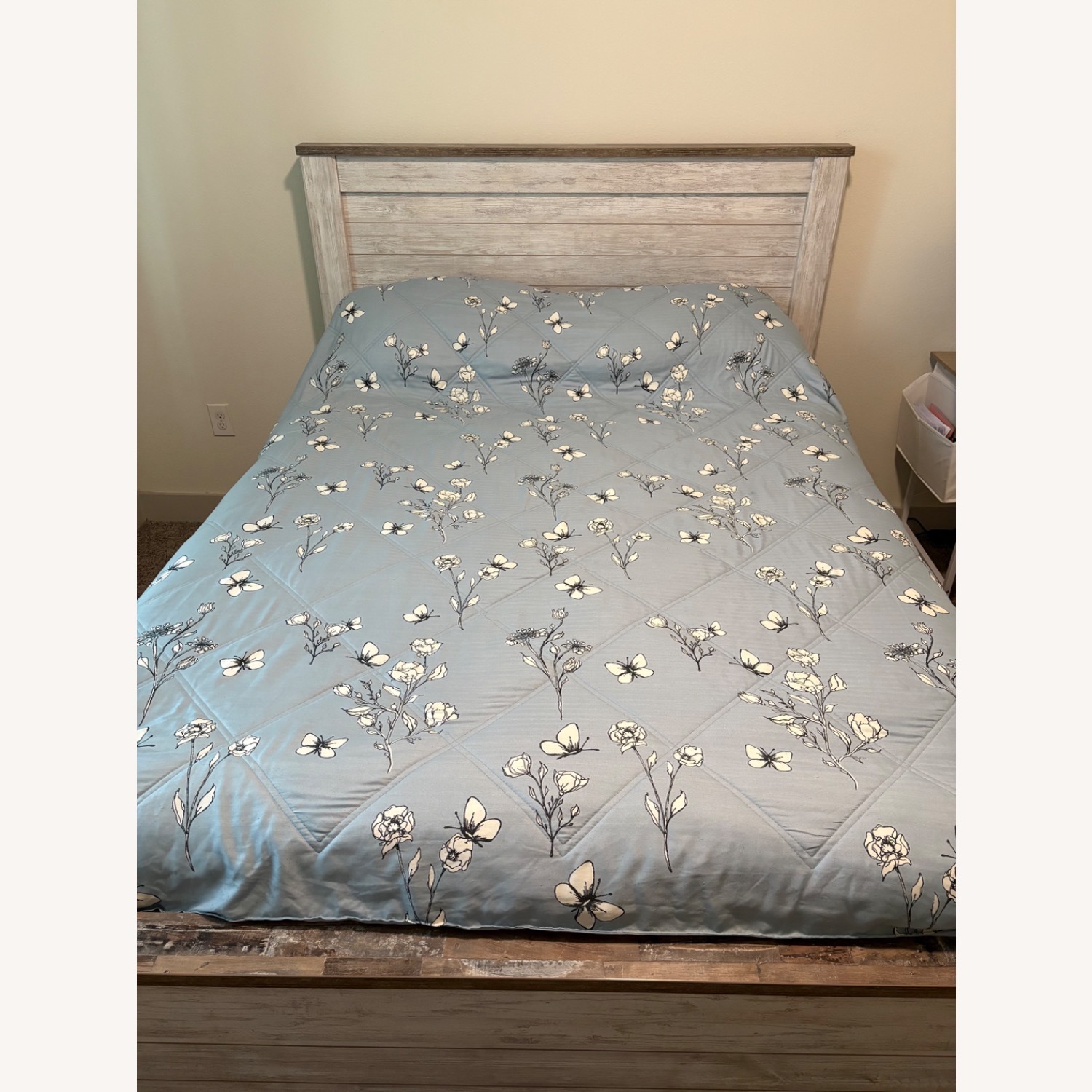 Ashley Furniture Willowton Queen Bed - image-1