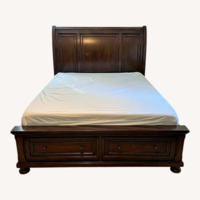 Jordan's Furniture Queen Storage Bed (Chestnut)