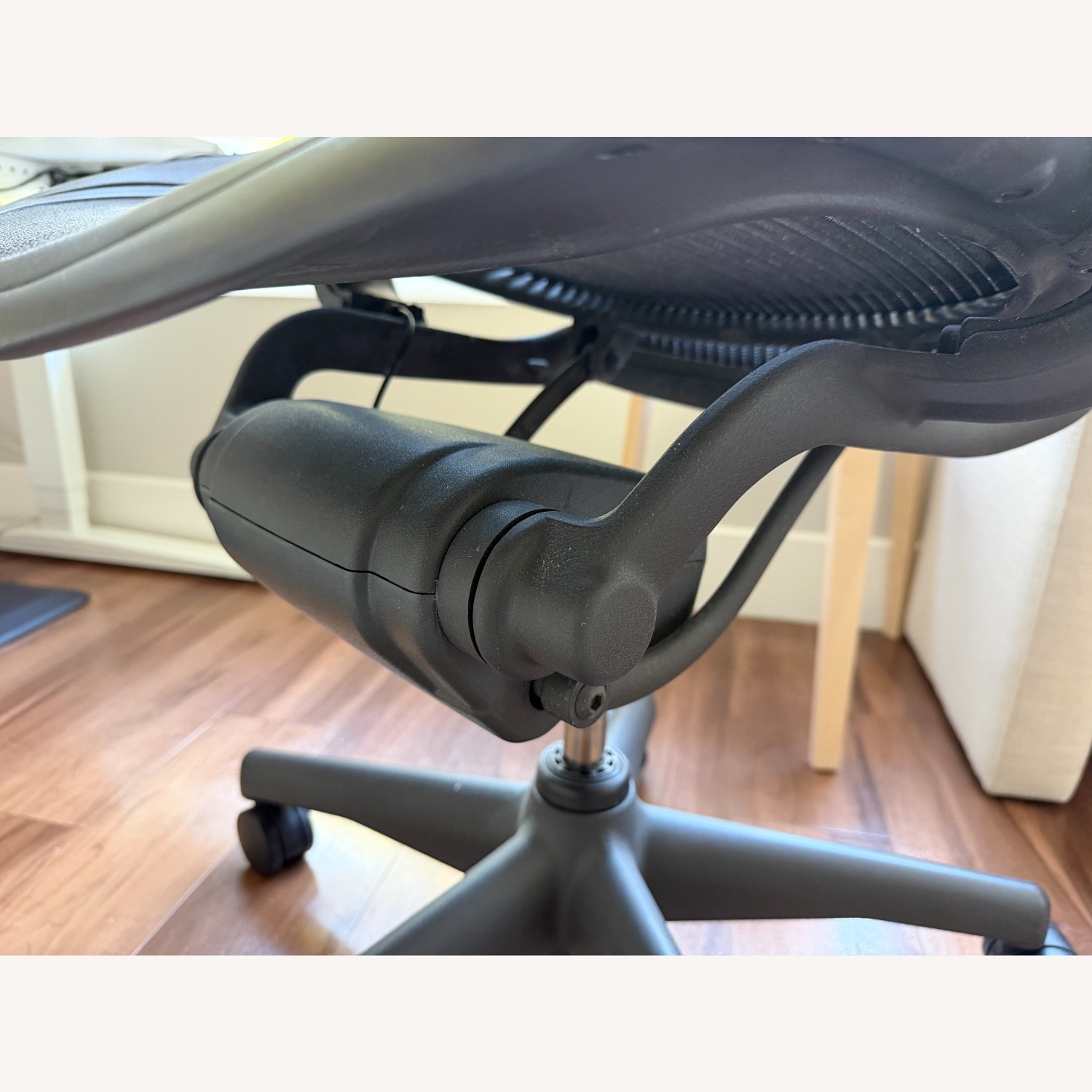 Herman Miller Classic Aeron Size B - image-8