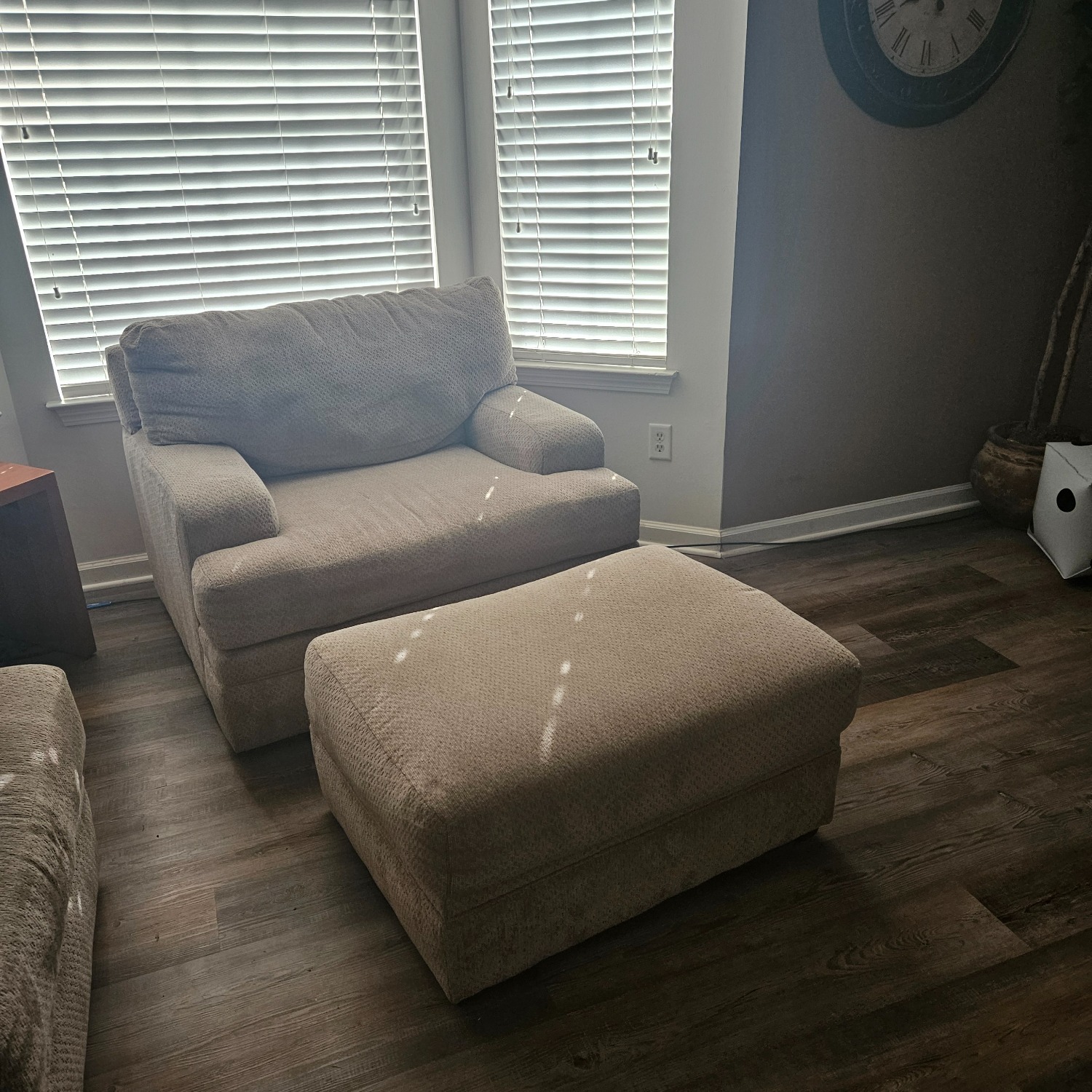 Rooms To Go 3+ Seater Sofa - image-3