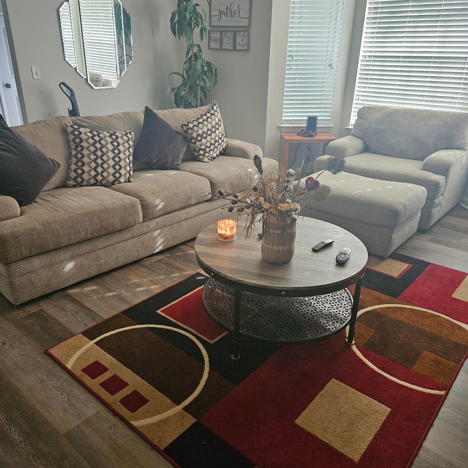 Rooms To Go 3+ Seater Sofa - image-1