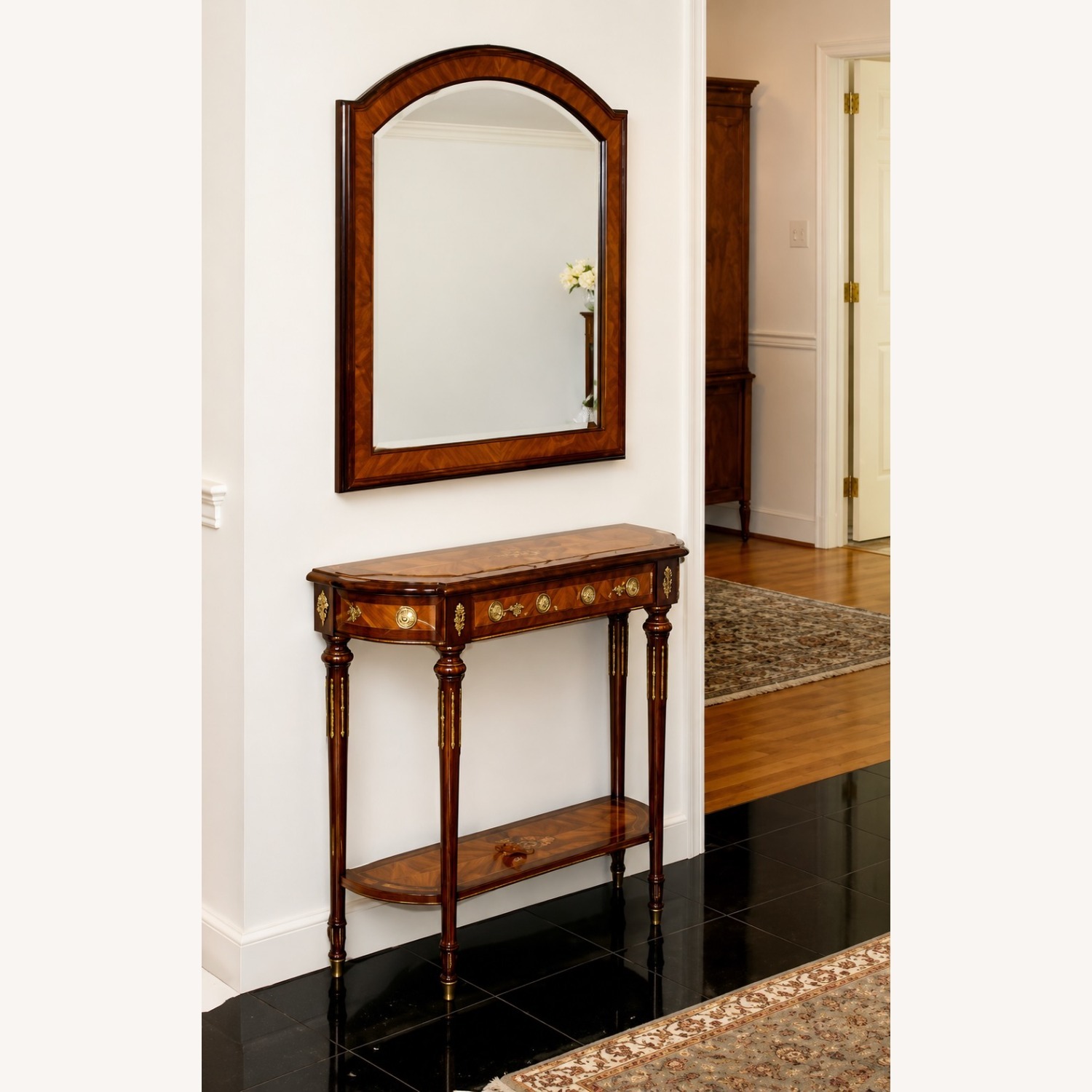 Contemporary Décor - image-1