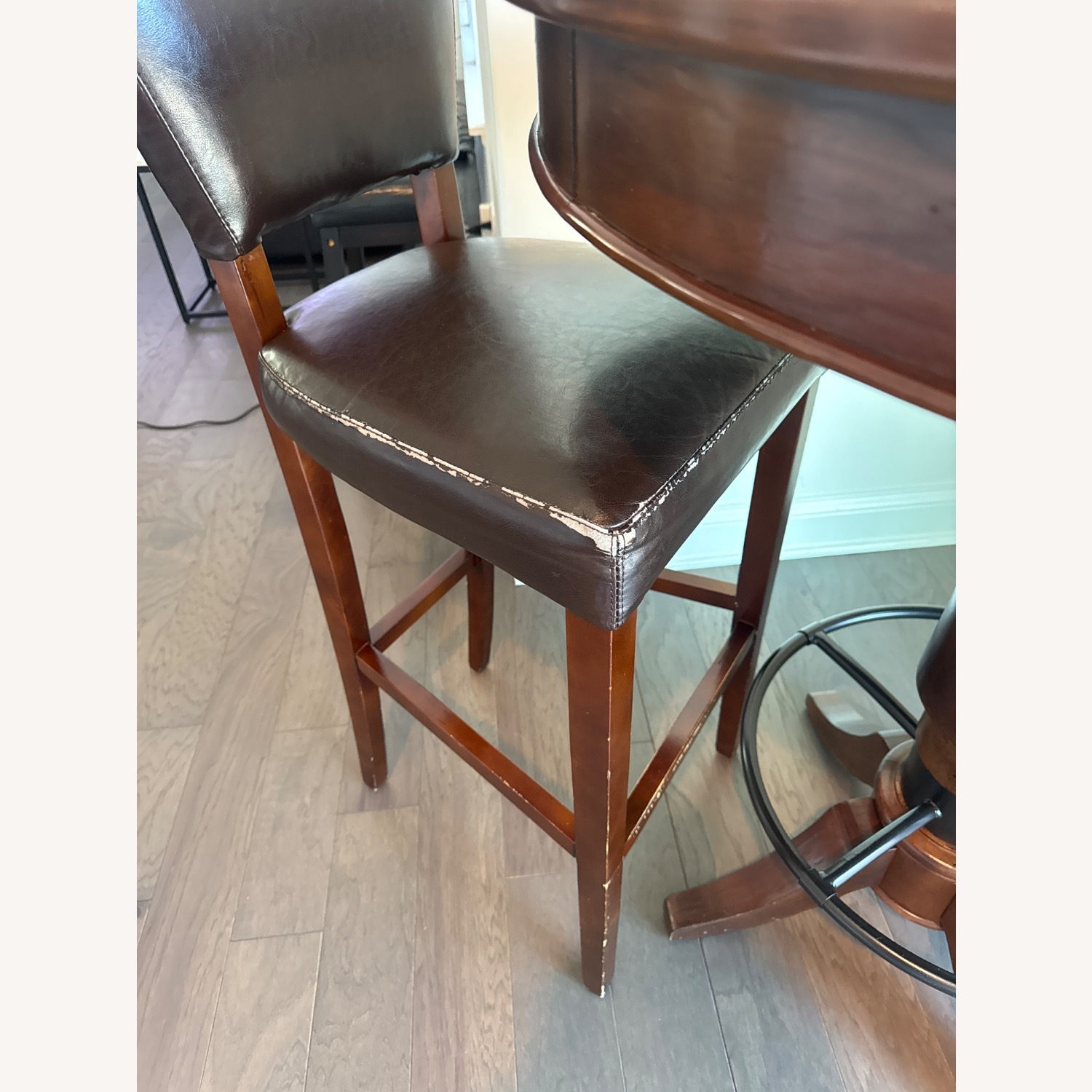 Bar Round Table With 2 High Chairs - image-4