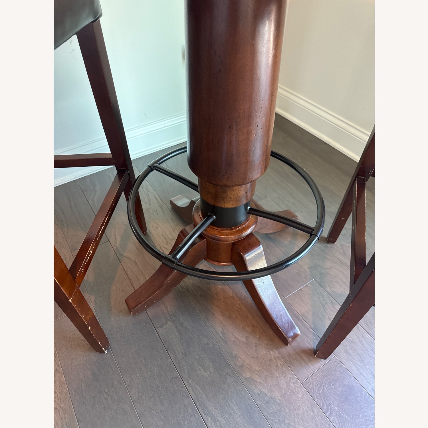 Bar Round Table With 2 High Chairs - image-5