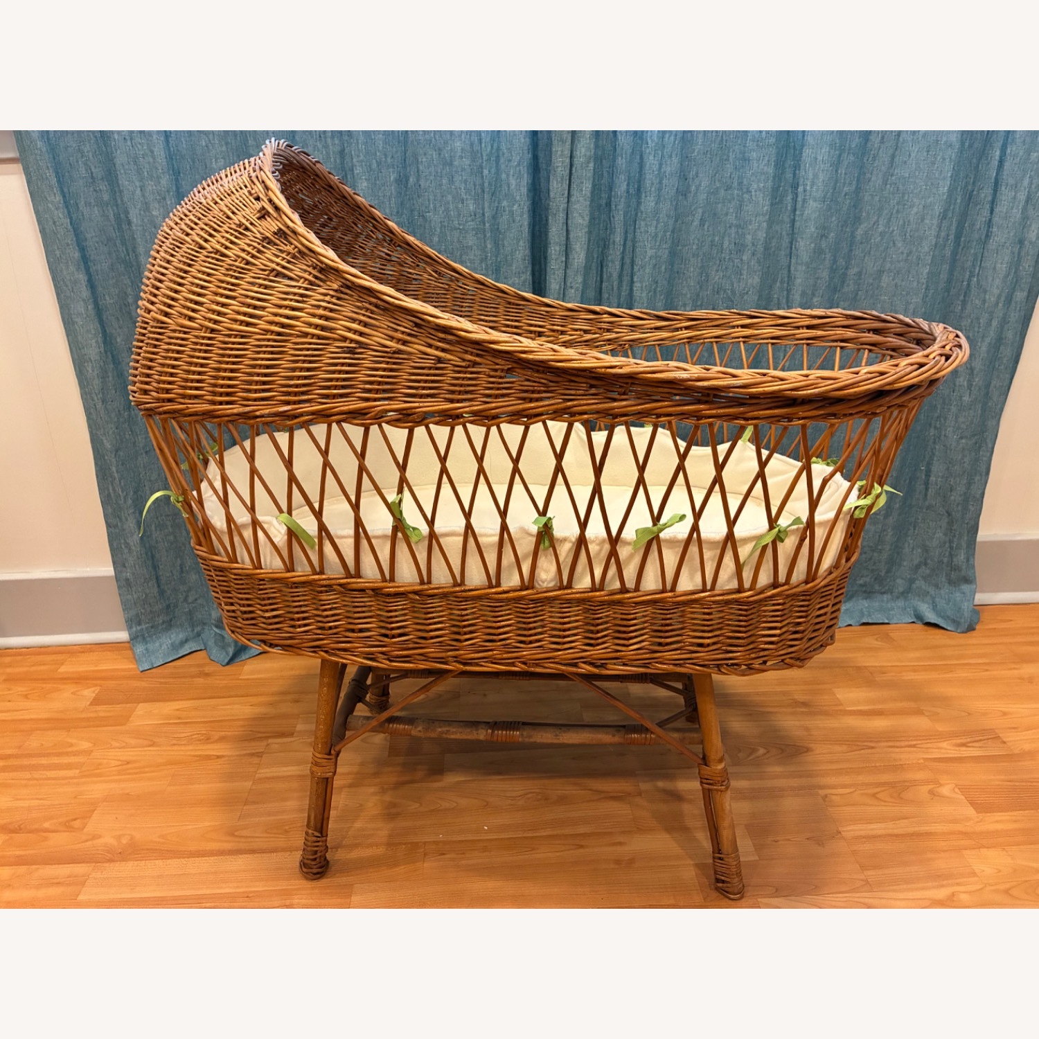 Vintage wicker bassinet - image-1
