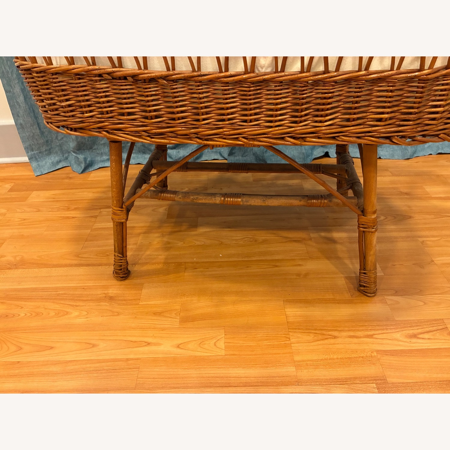 Vintage wicker bassinet - image-4