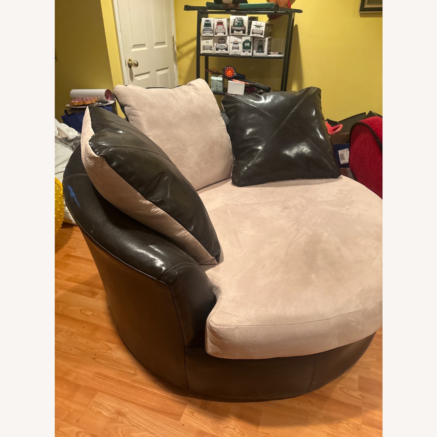 Raymour & Flanigan White Armchair - image-3