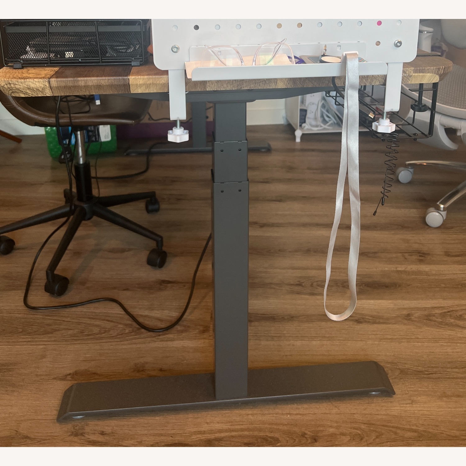 Amazon Vari Wood Electronic Standing Desk 72*30 - image-3