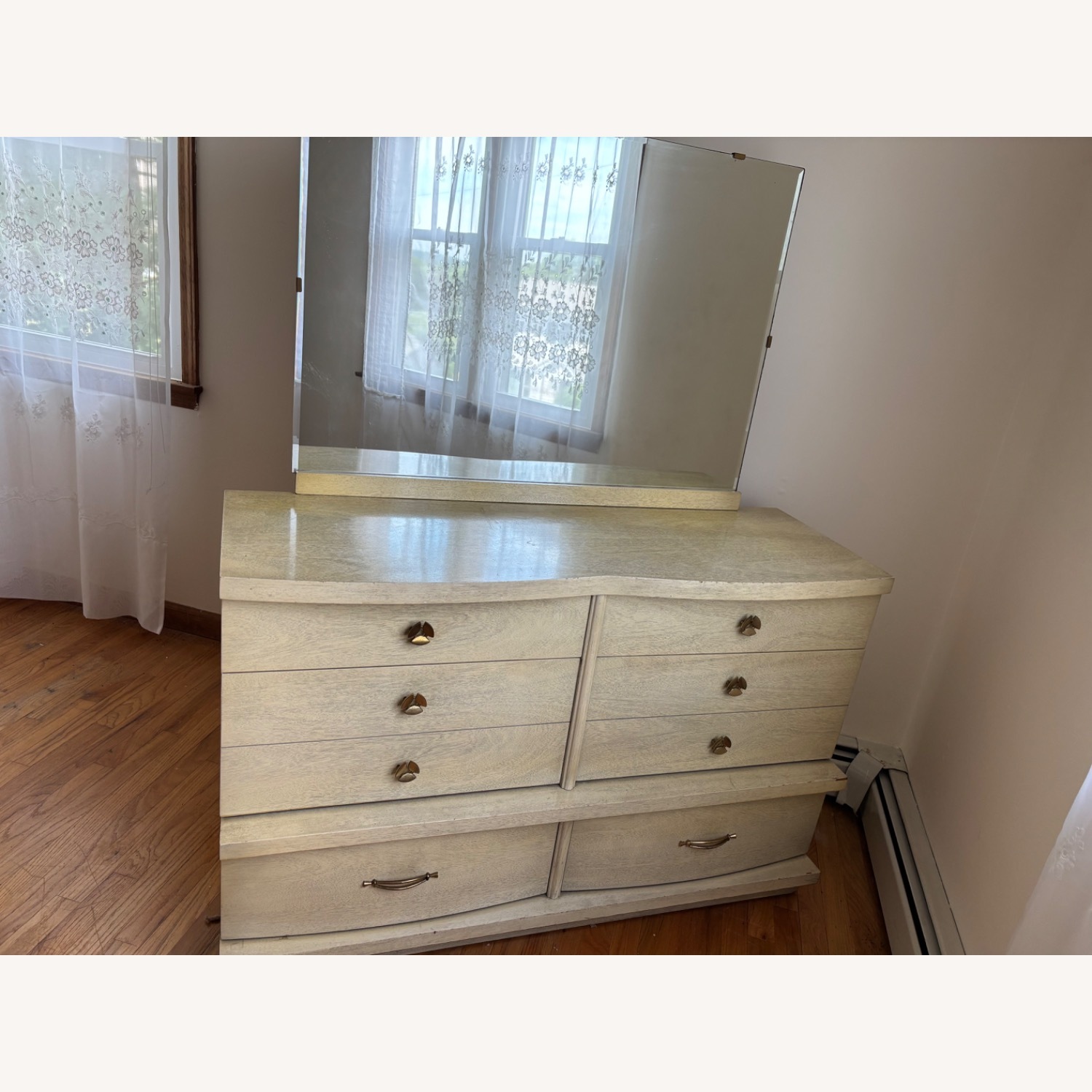 Bassett Starfire White Dresser W Mirror - image-2