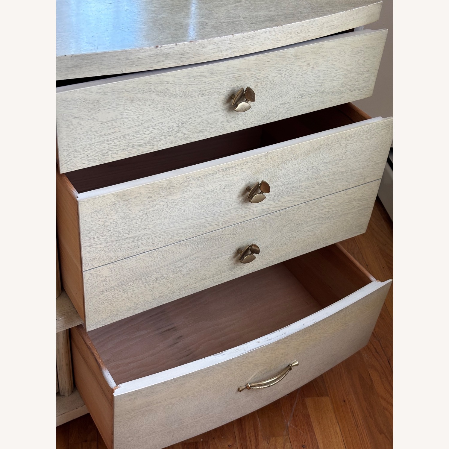 Bassett Starfire White Dresser W Mirror - image-7