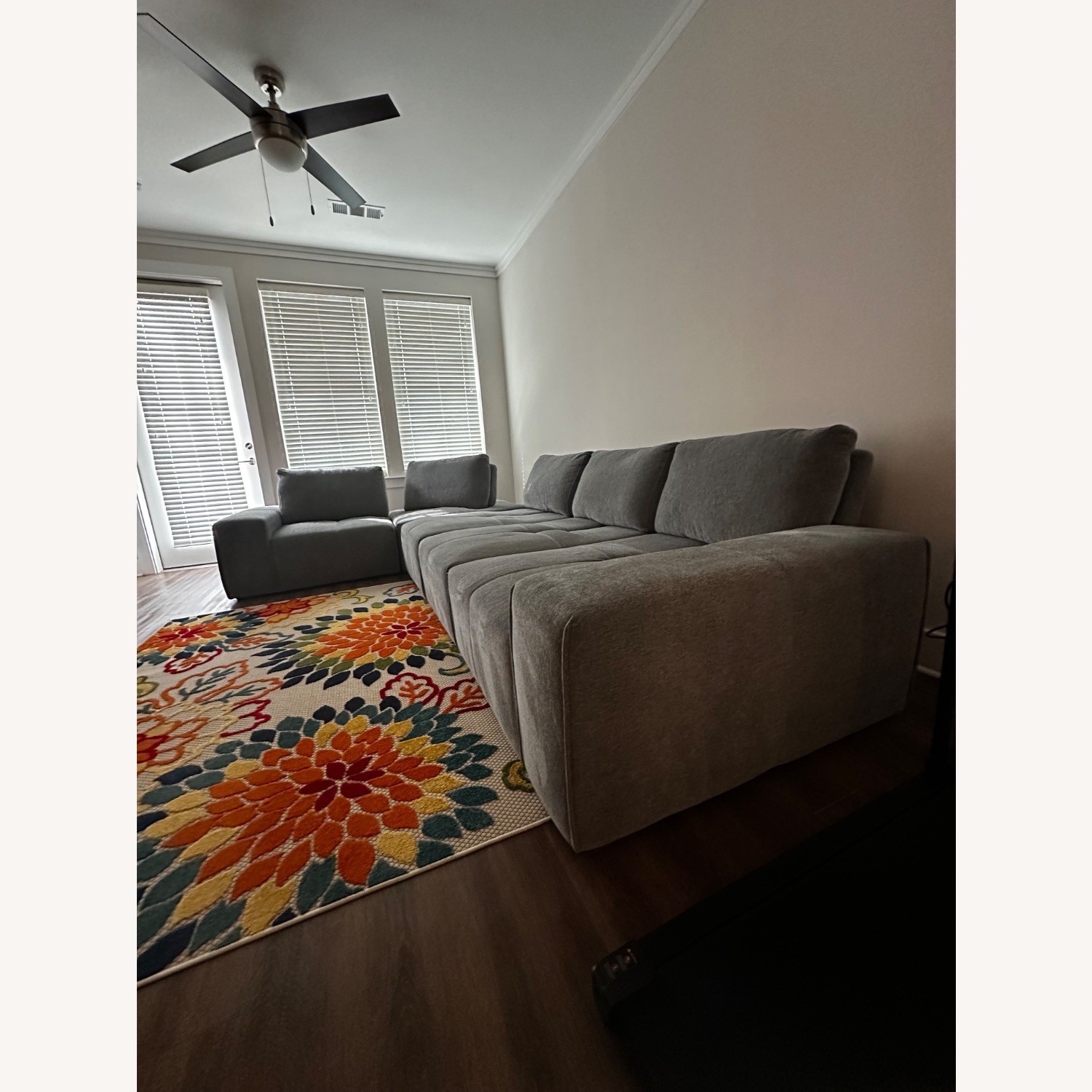 Rooms To Go Gray 5 Piece Sectional - image-7