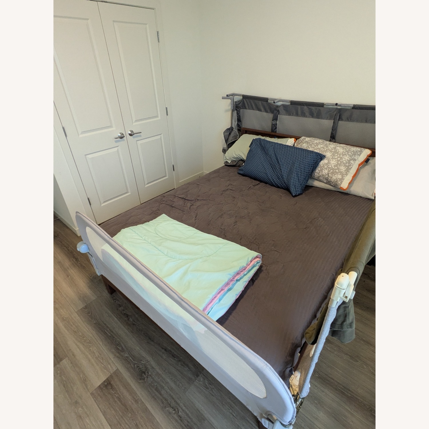 Serta Vivek Deluxe Dark Brown Wood Queen Bed - image-3