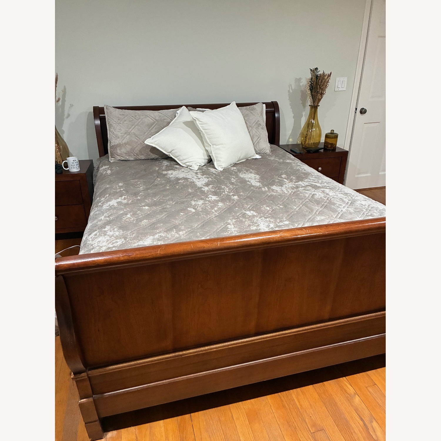Durham Furniture Dark Brown Wood Queen Sleigh Bed - image-2
