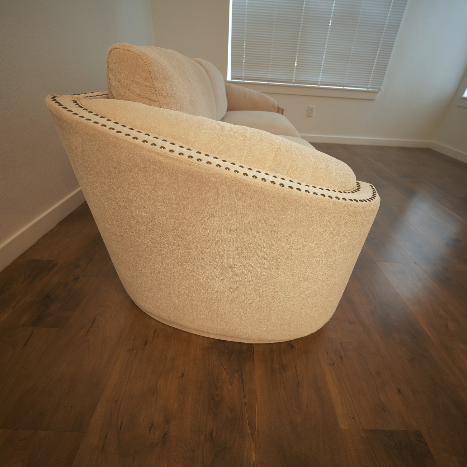 Modern Curved 3-Seat Sofa Beige Upholstered - image-4
