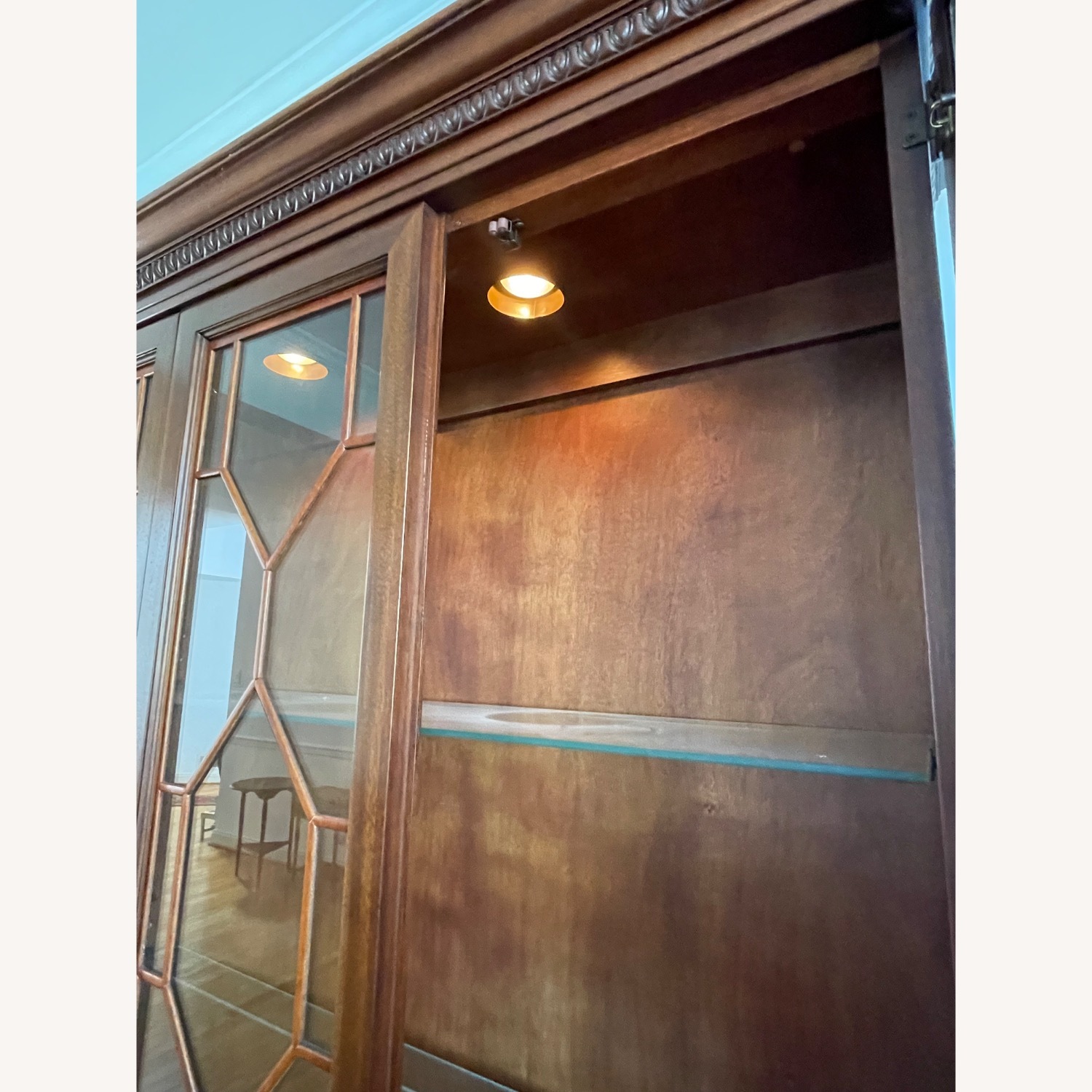 Vintage 1986 Traditional Breakfront China Cabinet - image-3
