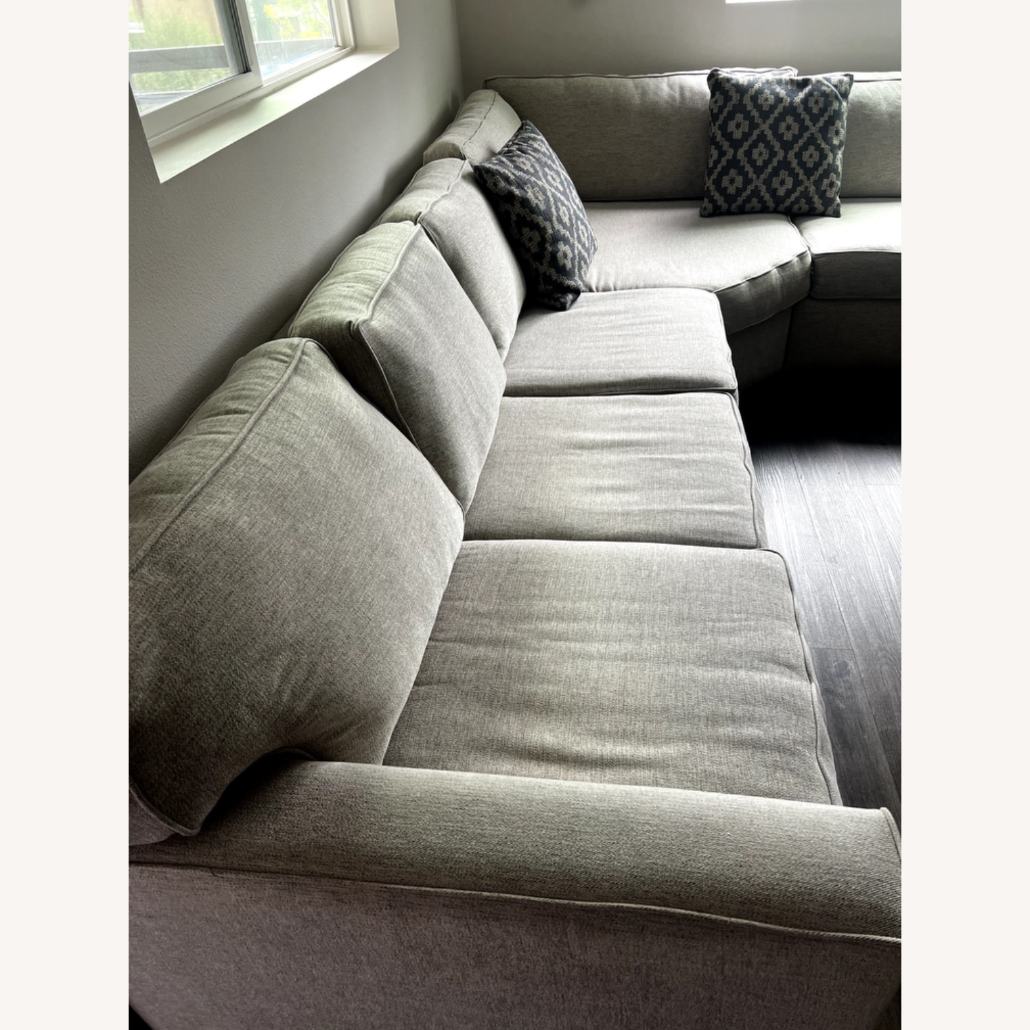 Living Spaces Alder Light Gray 3+ Piece Sectional - image-4