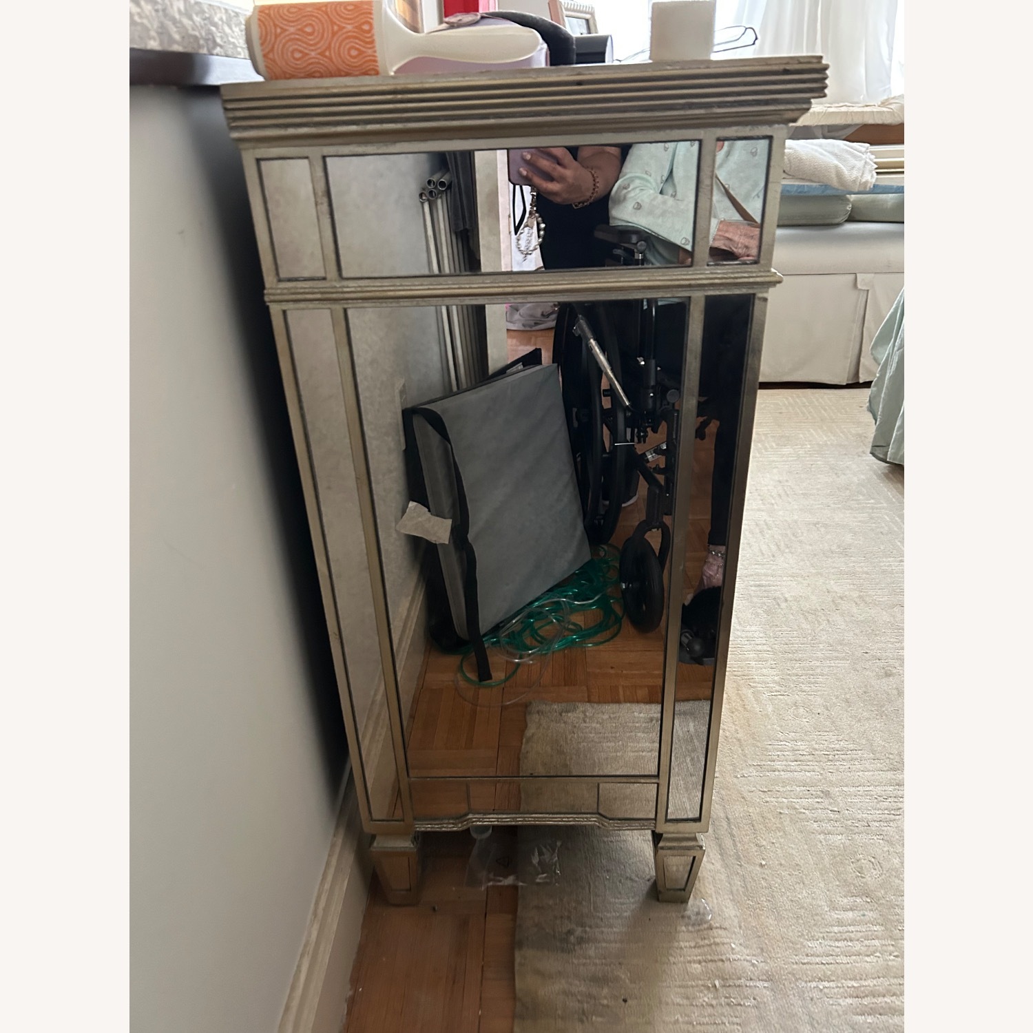 Mirrored Cabinet - image-3