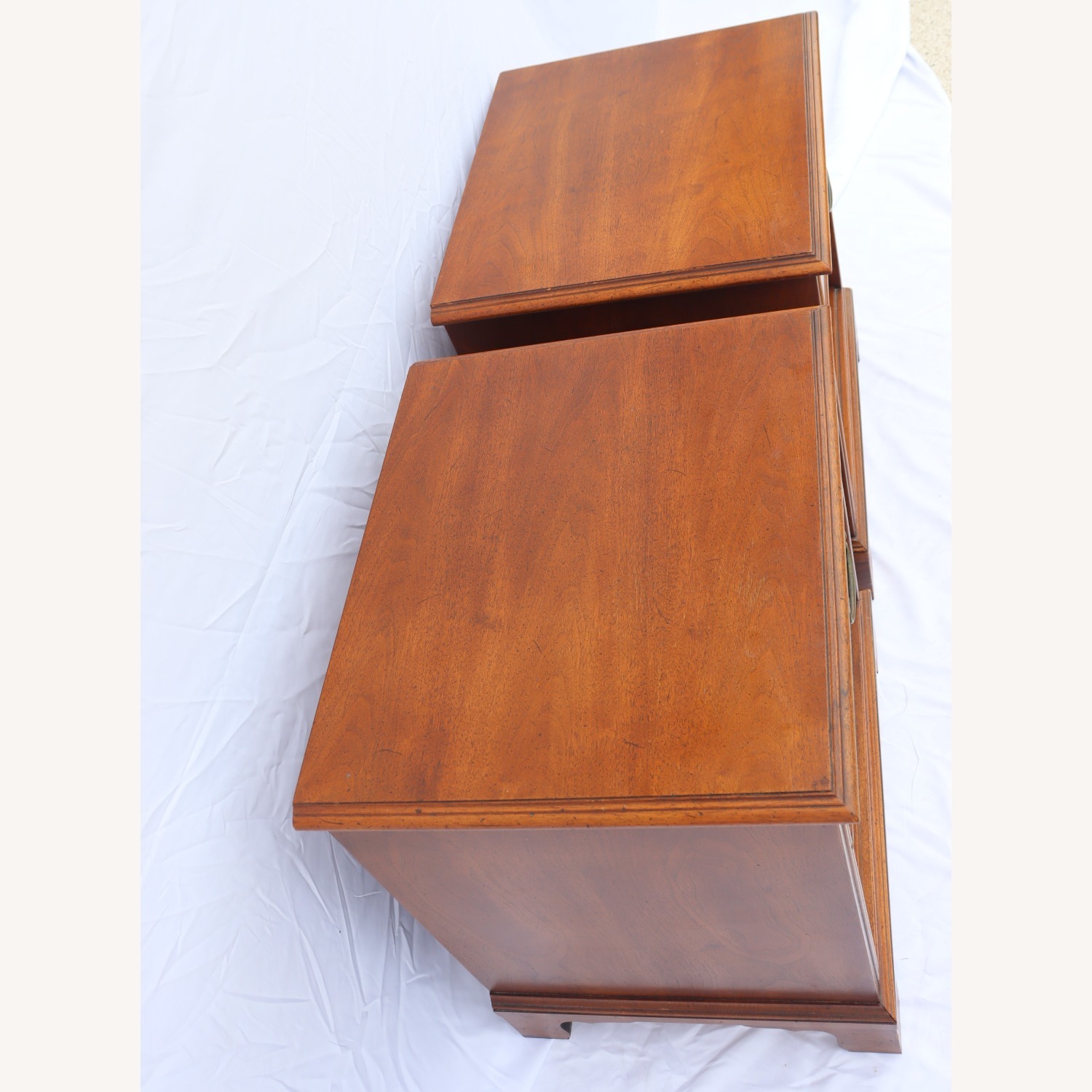 1980s Henredon Fine Furniture Pair of Nightstands - image-4