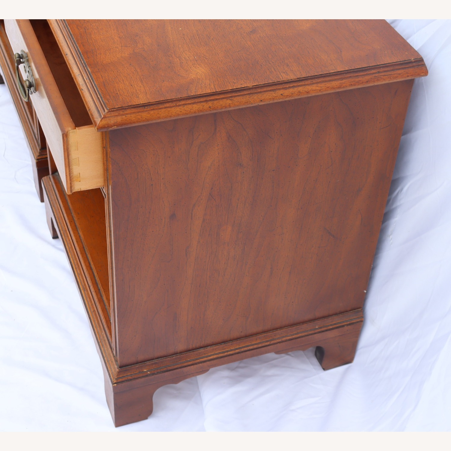 1980s Henredon Fine Furniture Pair of Nightstands - image-3