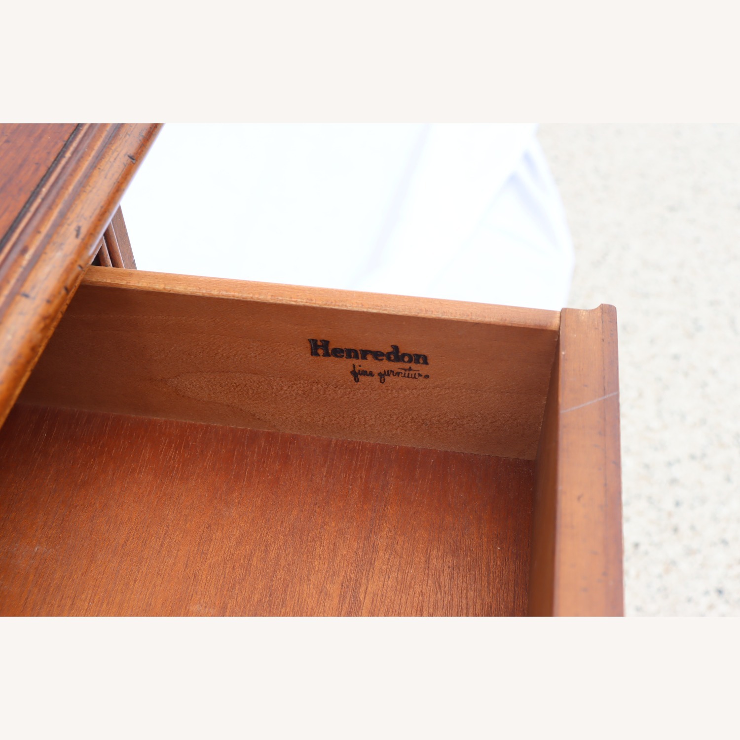 1980s Henredon Fine Furniture Pair of Nightstands - image-6