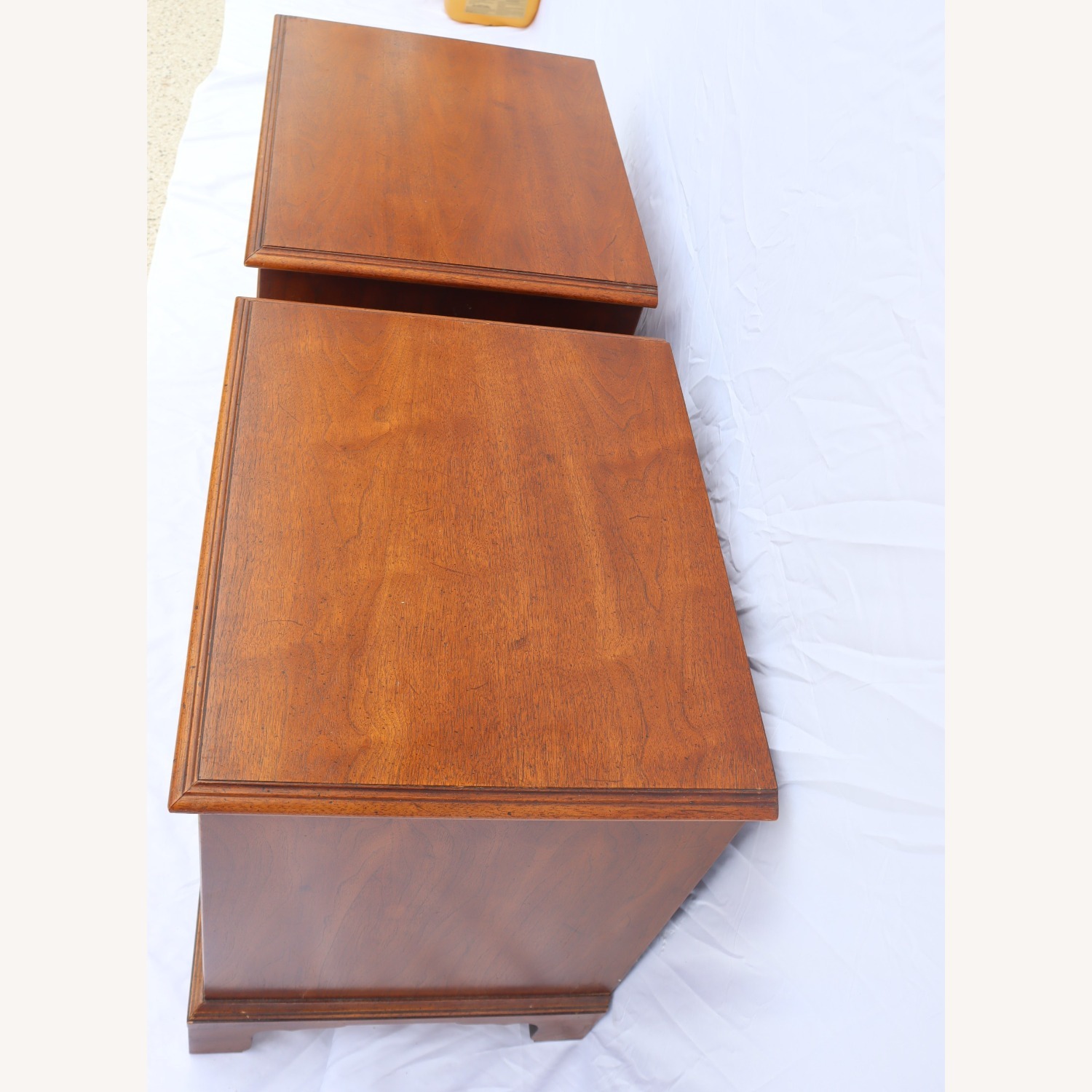 1980s Henredon Fine Furniture Pair of Nightstands - image-8