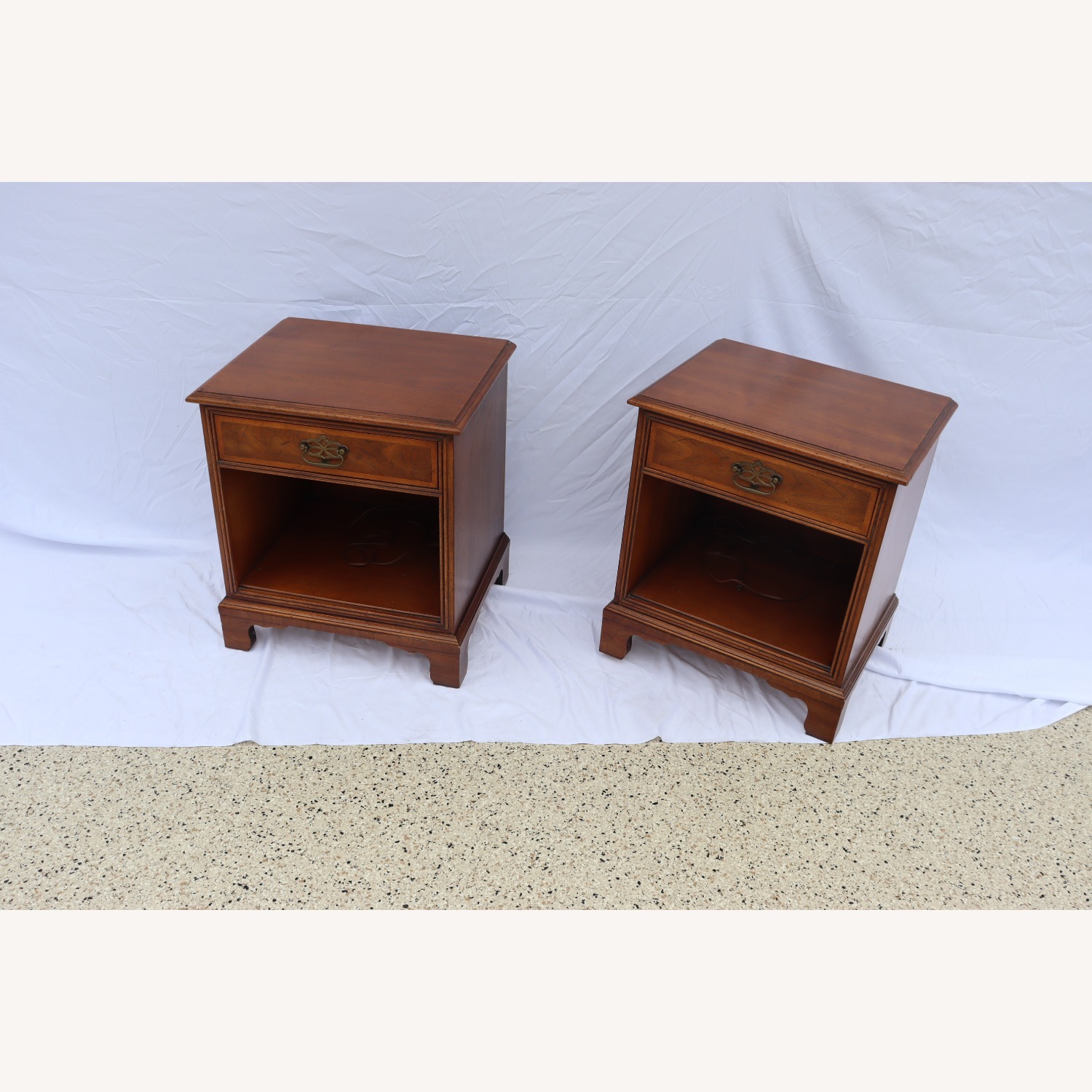 1980s Henredon Fine Furniture Pair of Nightstands - image-5