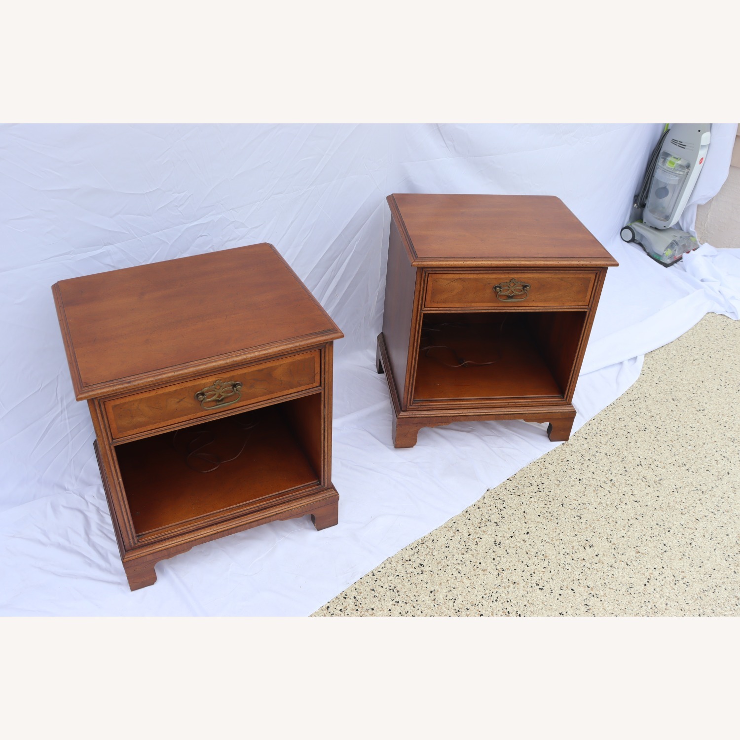 1980s Henredon Fine Furniture Pair of Nightstands - image-9