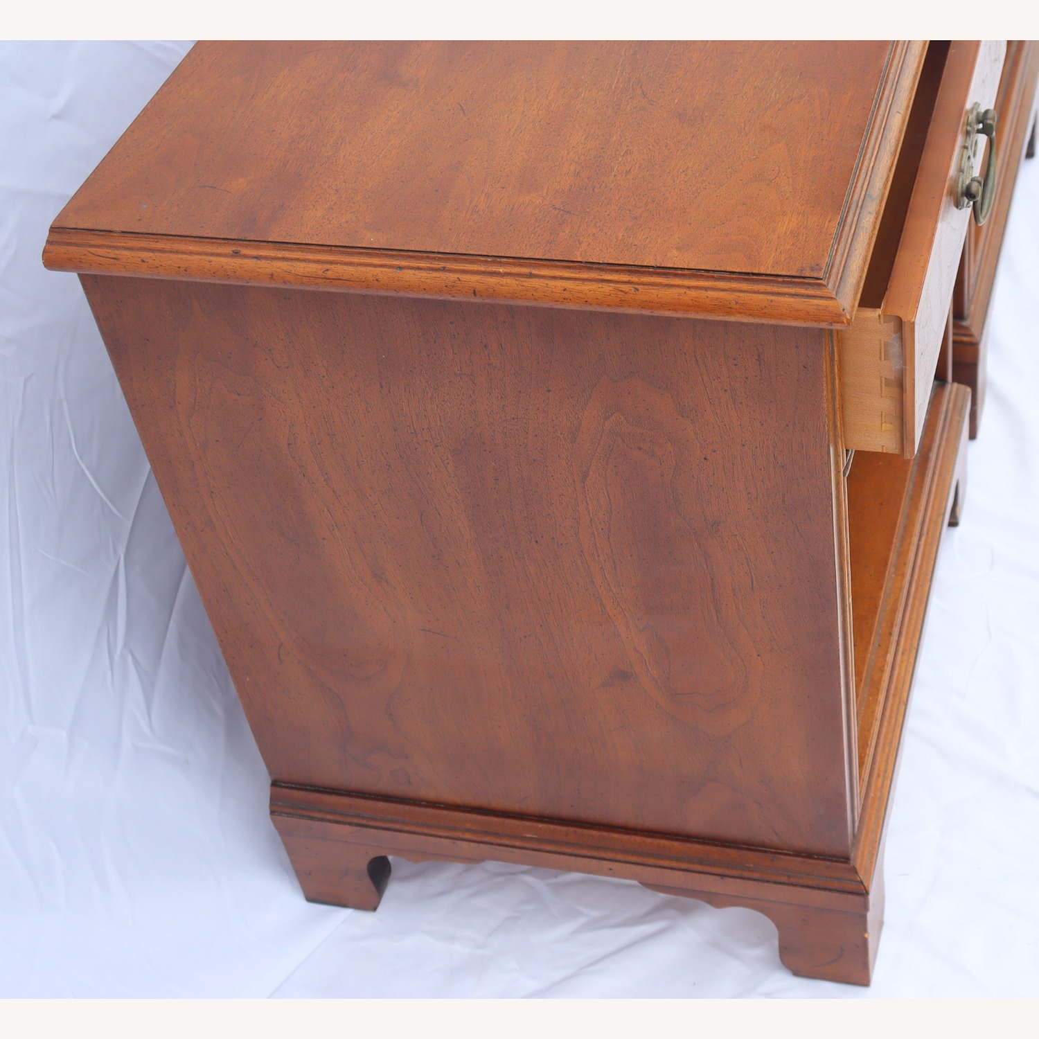 1980s Henredon Fine Furniture Pair of Nightstands - image-7