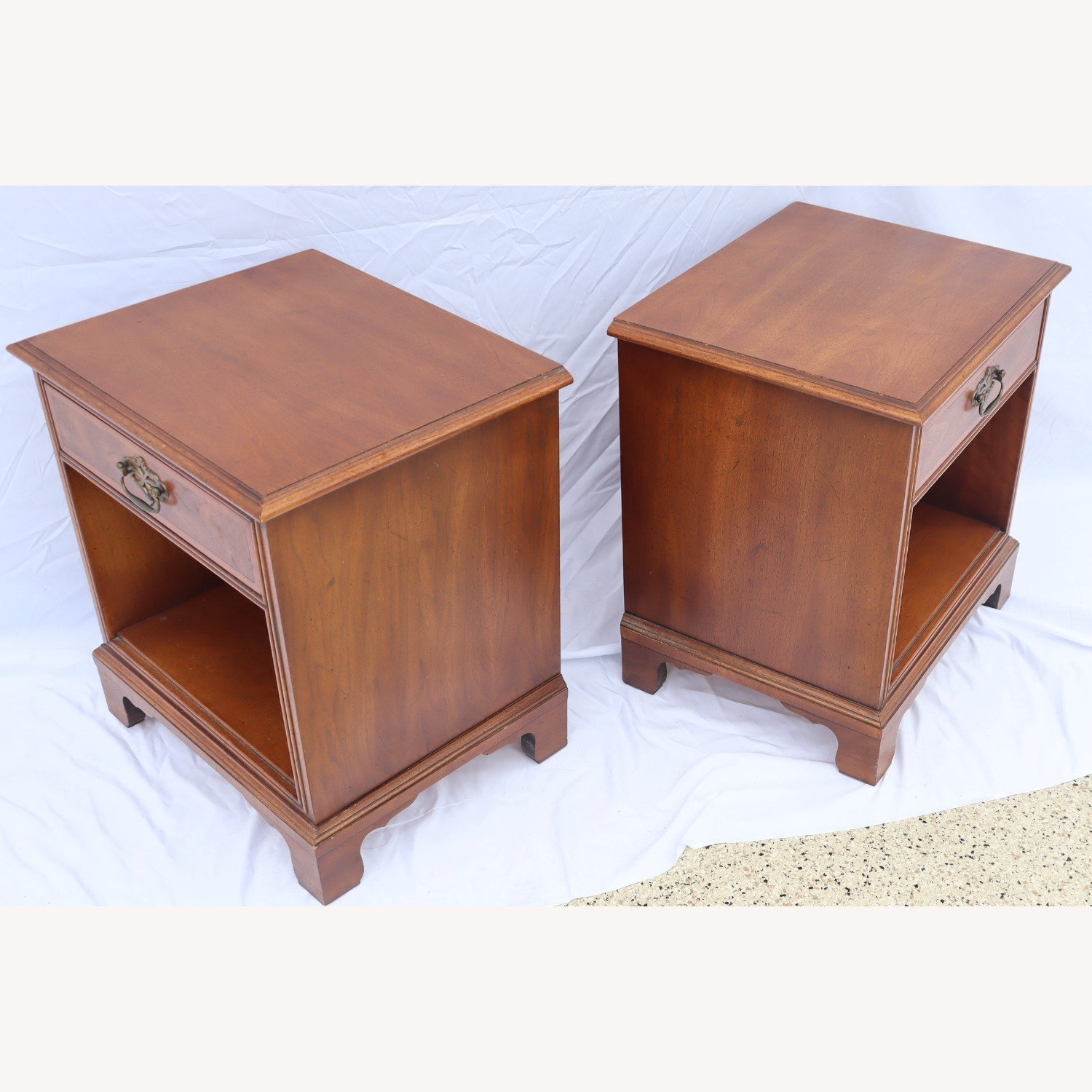 1980s Henredon Fine Furniture Pair of Nightstands - image-10