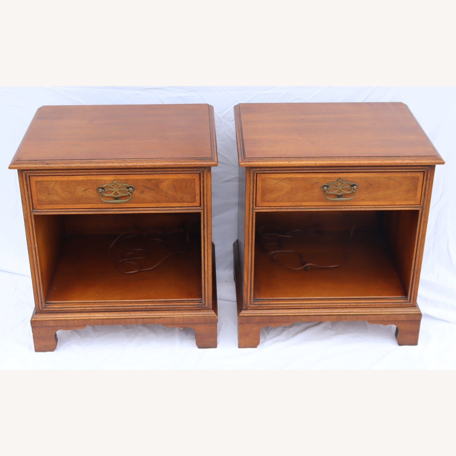 1980s Henredon Fine Furniture Pair of Nightstands - image-1