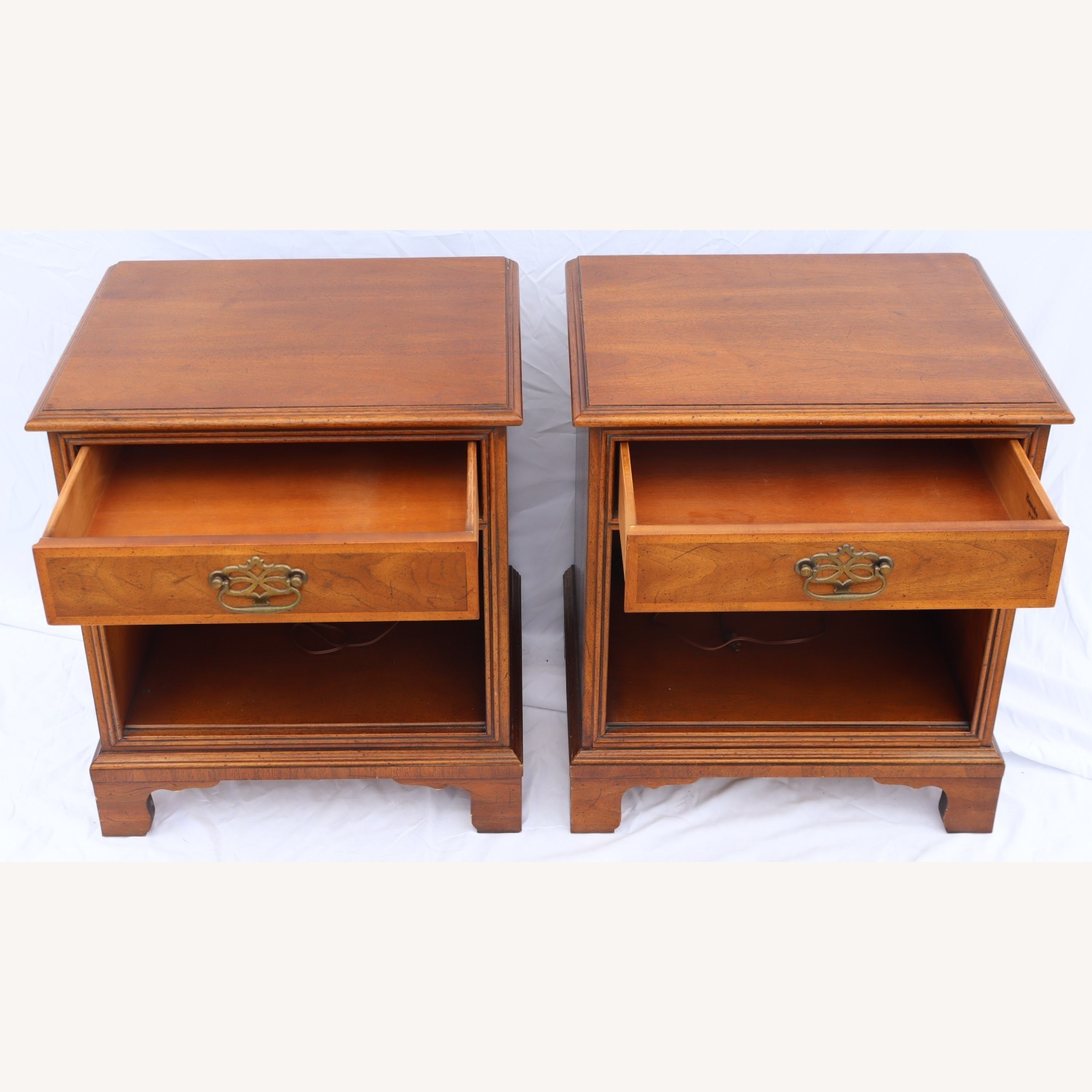 1980s Henredon Fine Furniture Pair of Nightstands - image-2