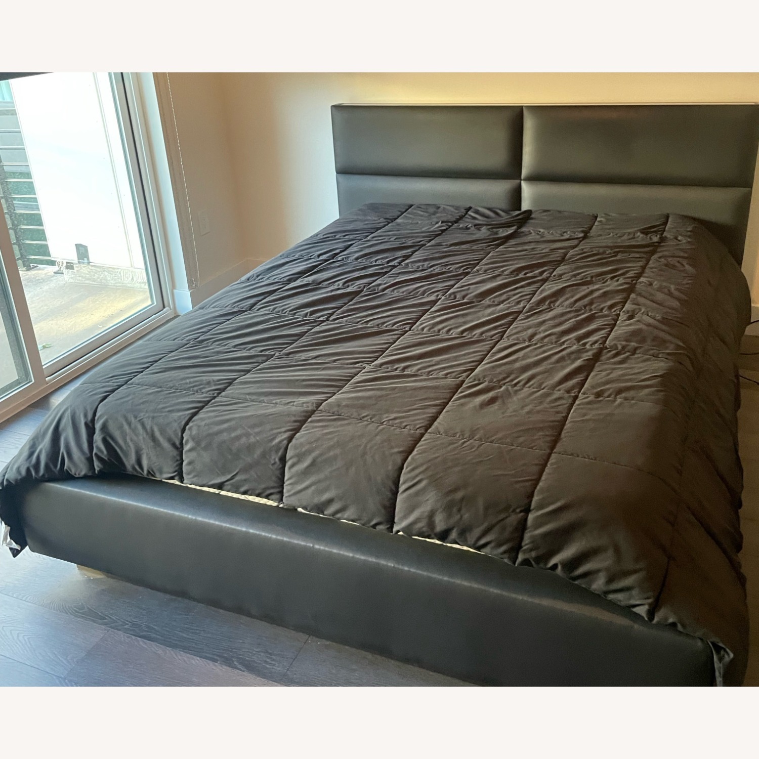 Modani Black Queen Bed - image-2