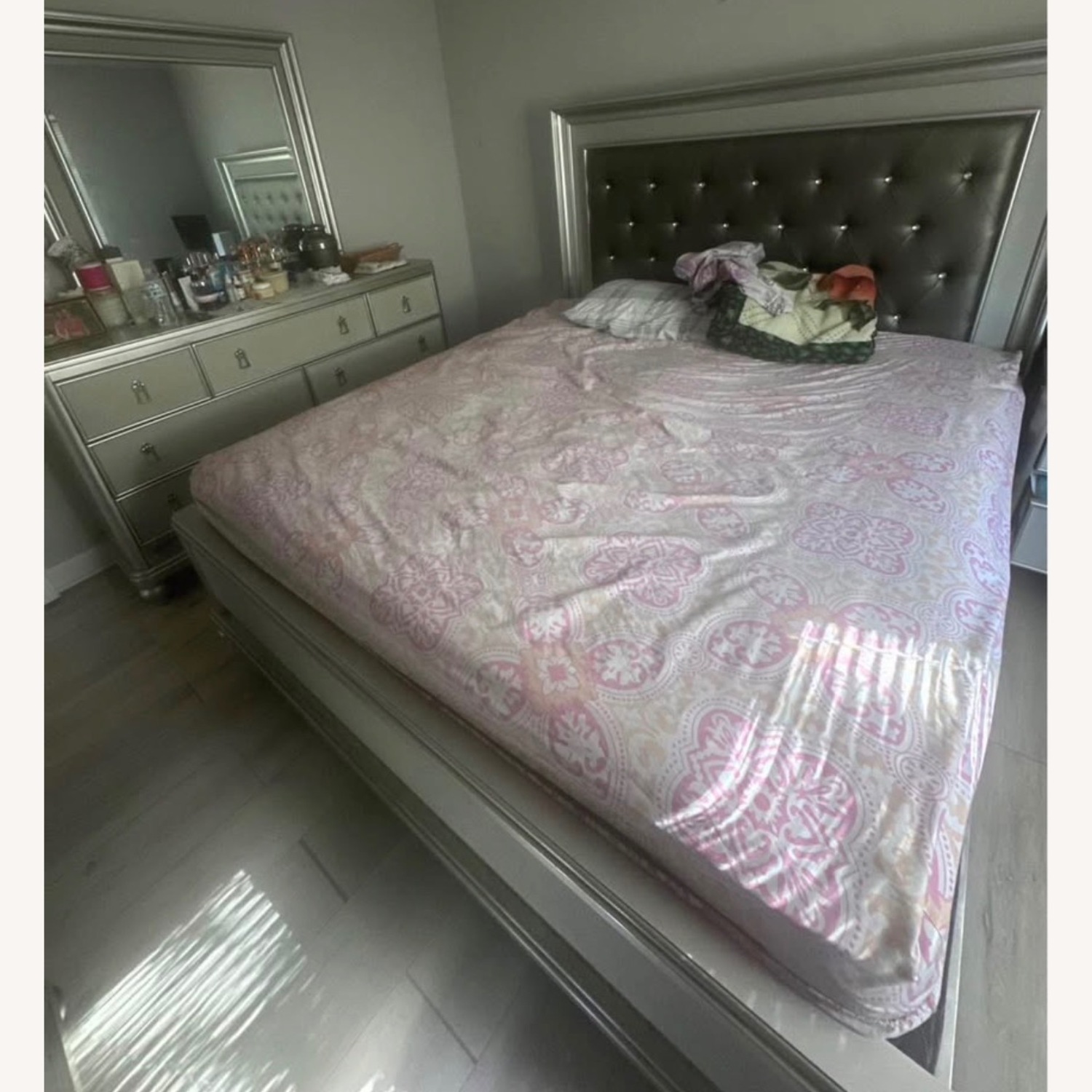 Bob's Discount Furniture King Bed - image-2