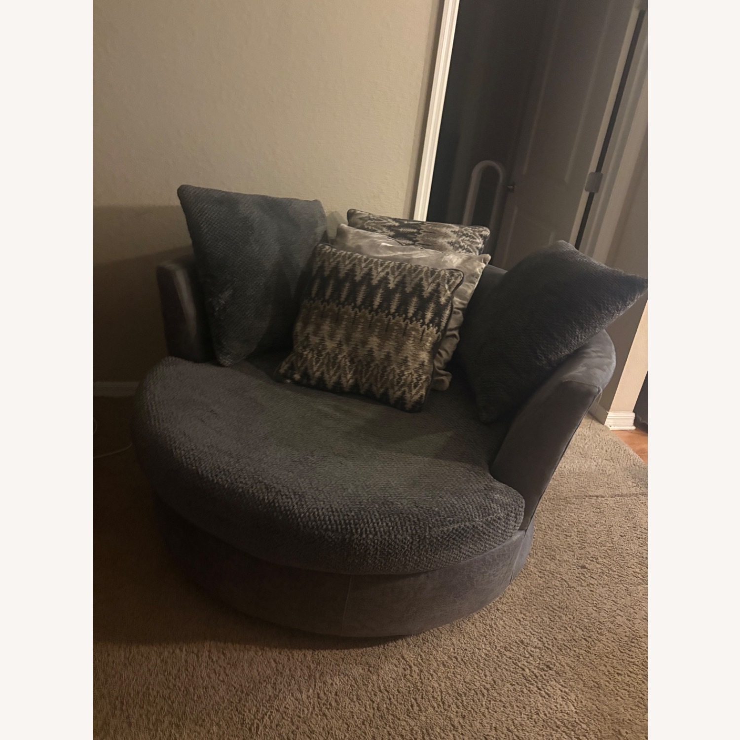Rooms To Go Dark Gray Fabric 3+ Piece Sectional - image-7