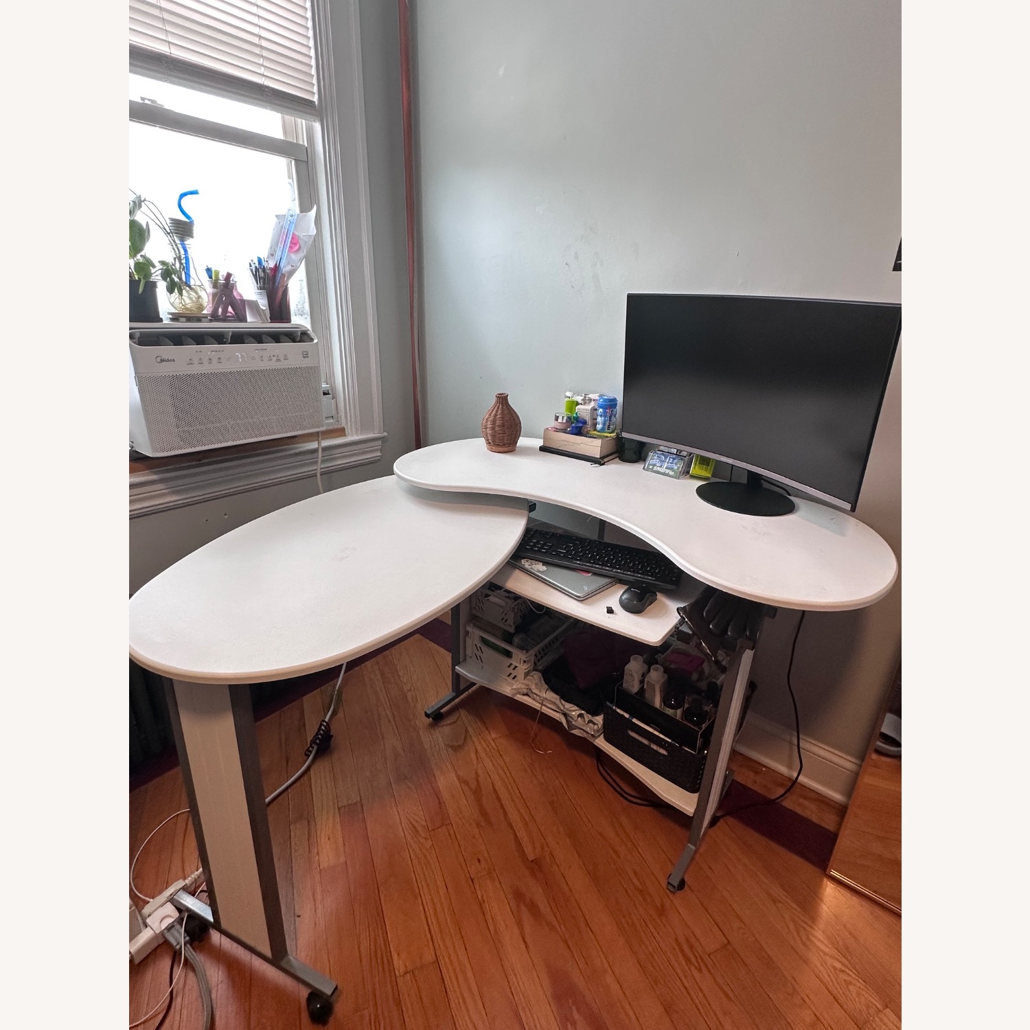 White Desk - image-1