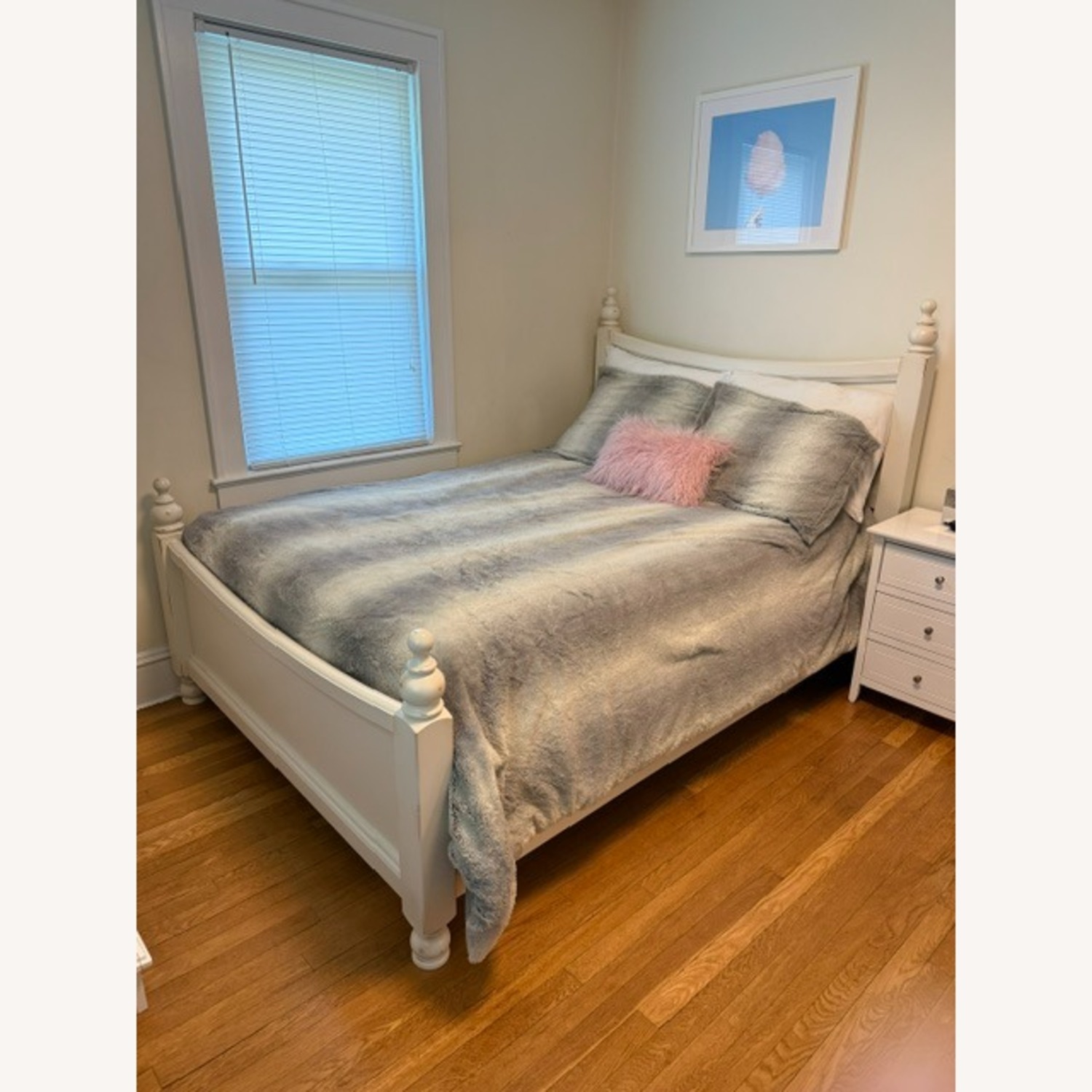 Bellini Furniture White Wood Full Bed - image-1