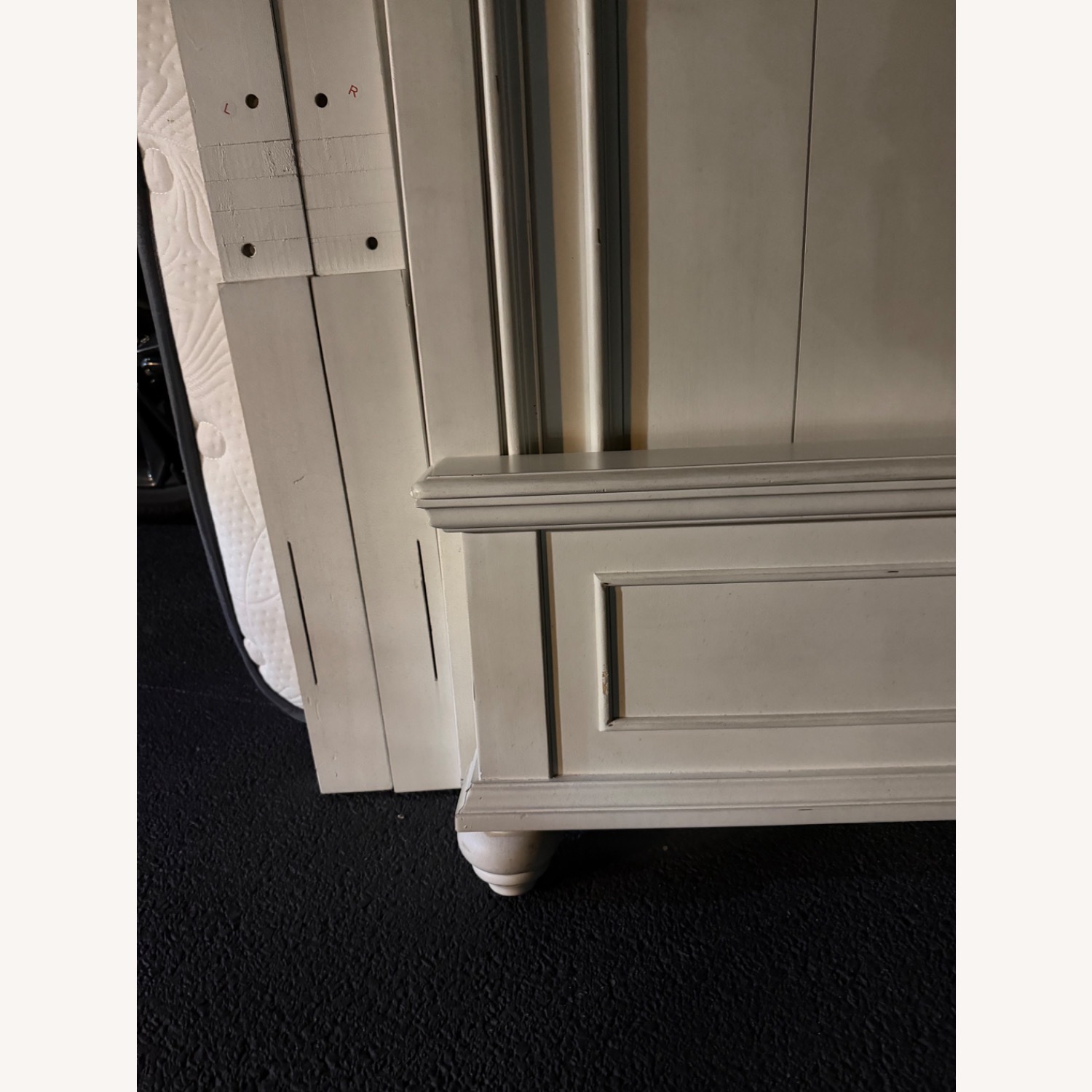Ashley Furniture Kanwyn White Queen Bed - image-2