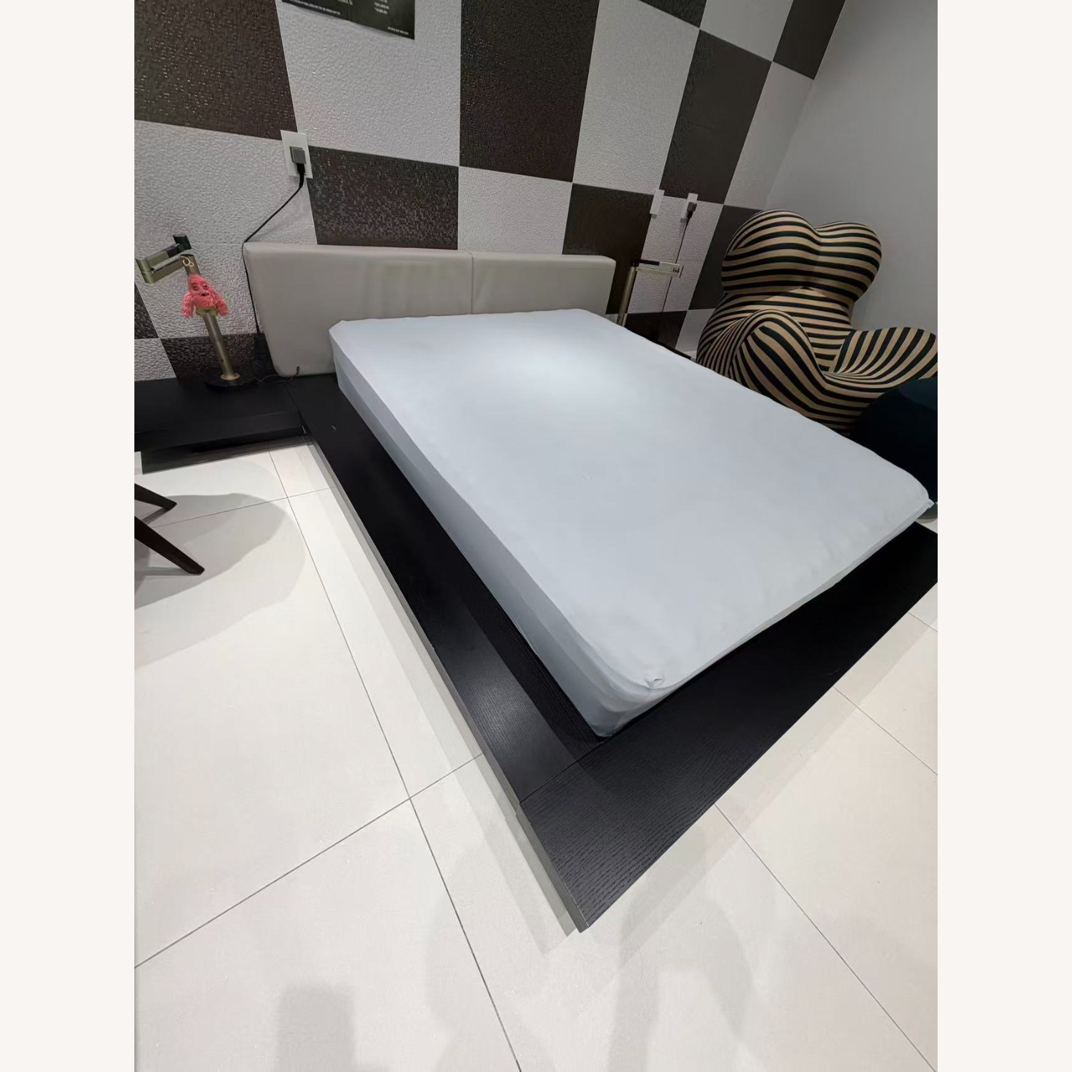 Modrest Opal Modern Queen Leatherette Platform Bed - image-4