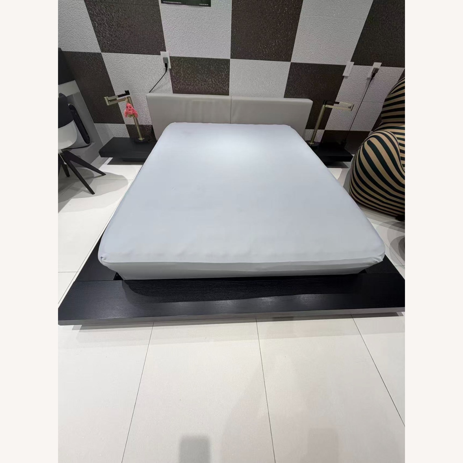 Modrest Opal Modern Queen Leatherette Platform Bed - image-3