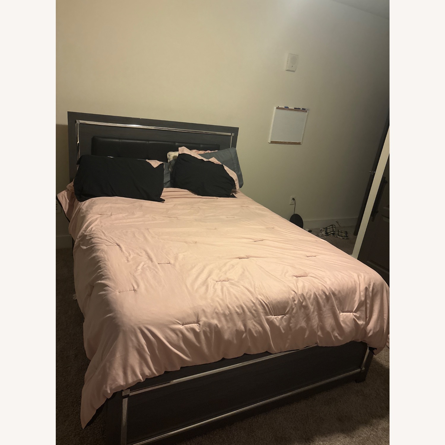 Lodanna Queen Upholstered Panel Bed - image-7