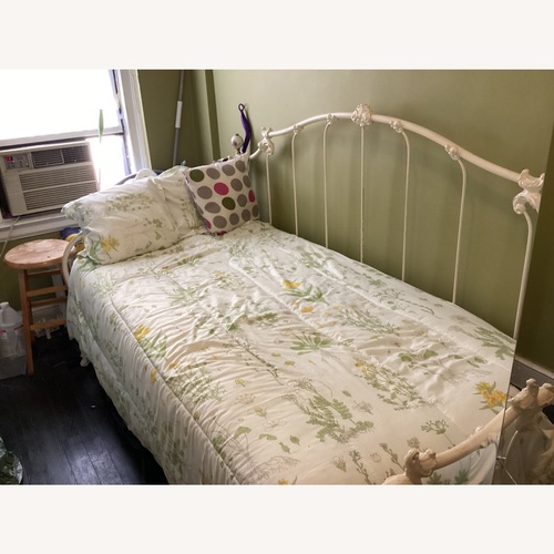 Used Vintage/Antique  White Daybed for sale on AptDeco