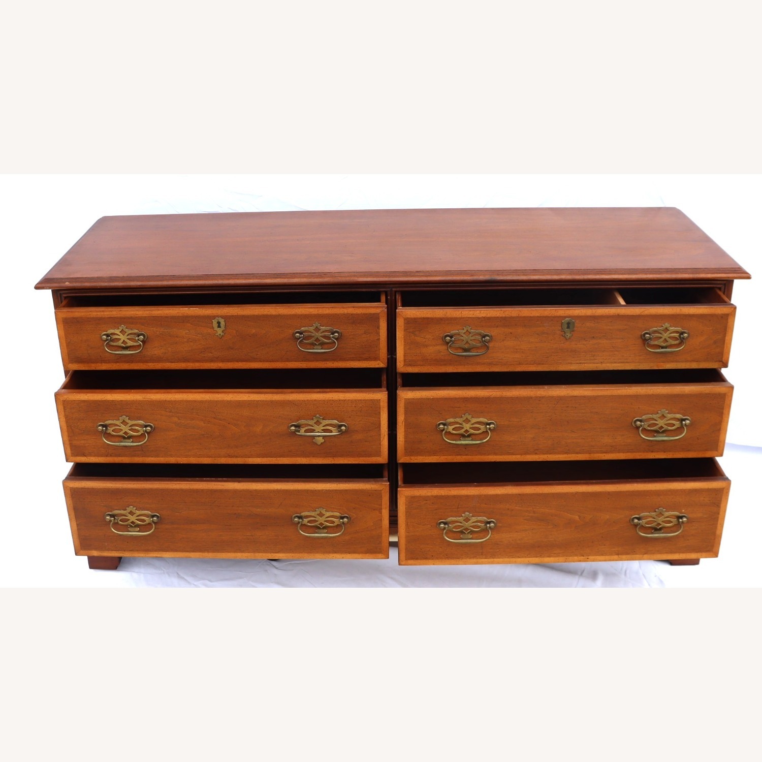 Henredon Furniture Medium-Size 6 Drawer Dresser - image-9