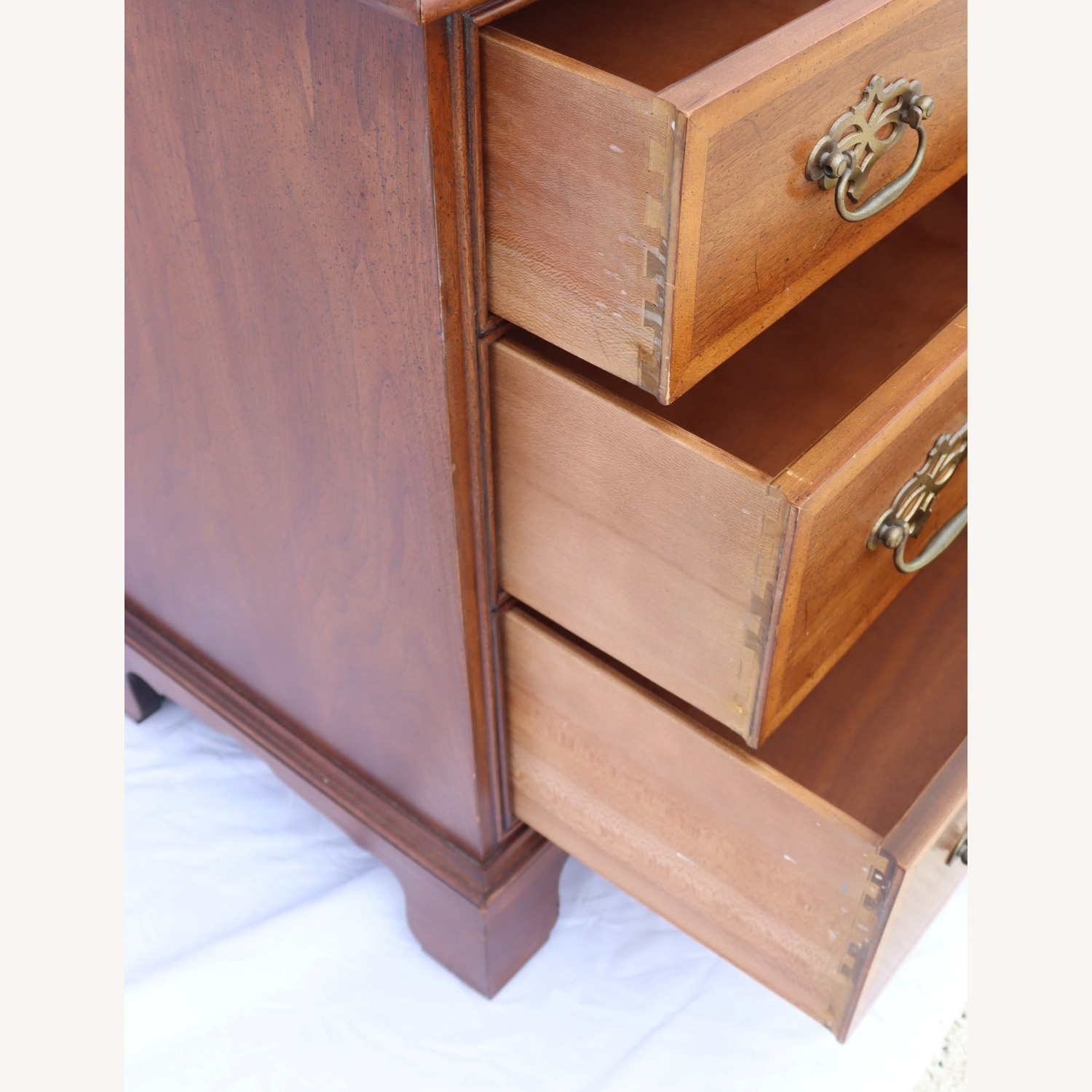 Henredon Furniture Medium-Size 6 Drawer Dresser - image-10