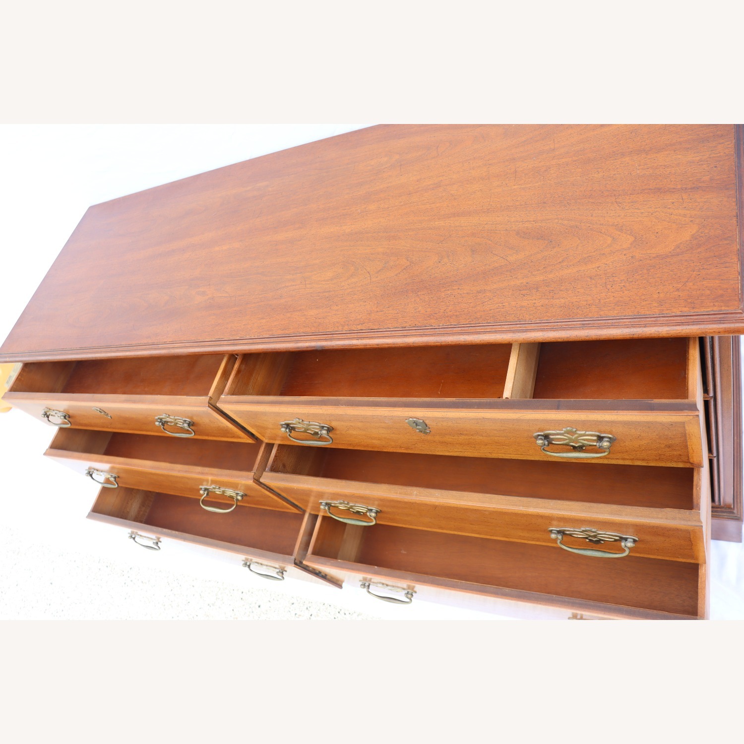 Henredon Furniture Medium-Size 6 Drawer Dresser - image-11