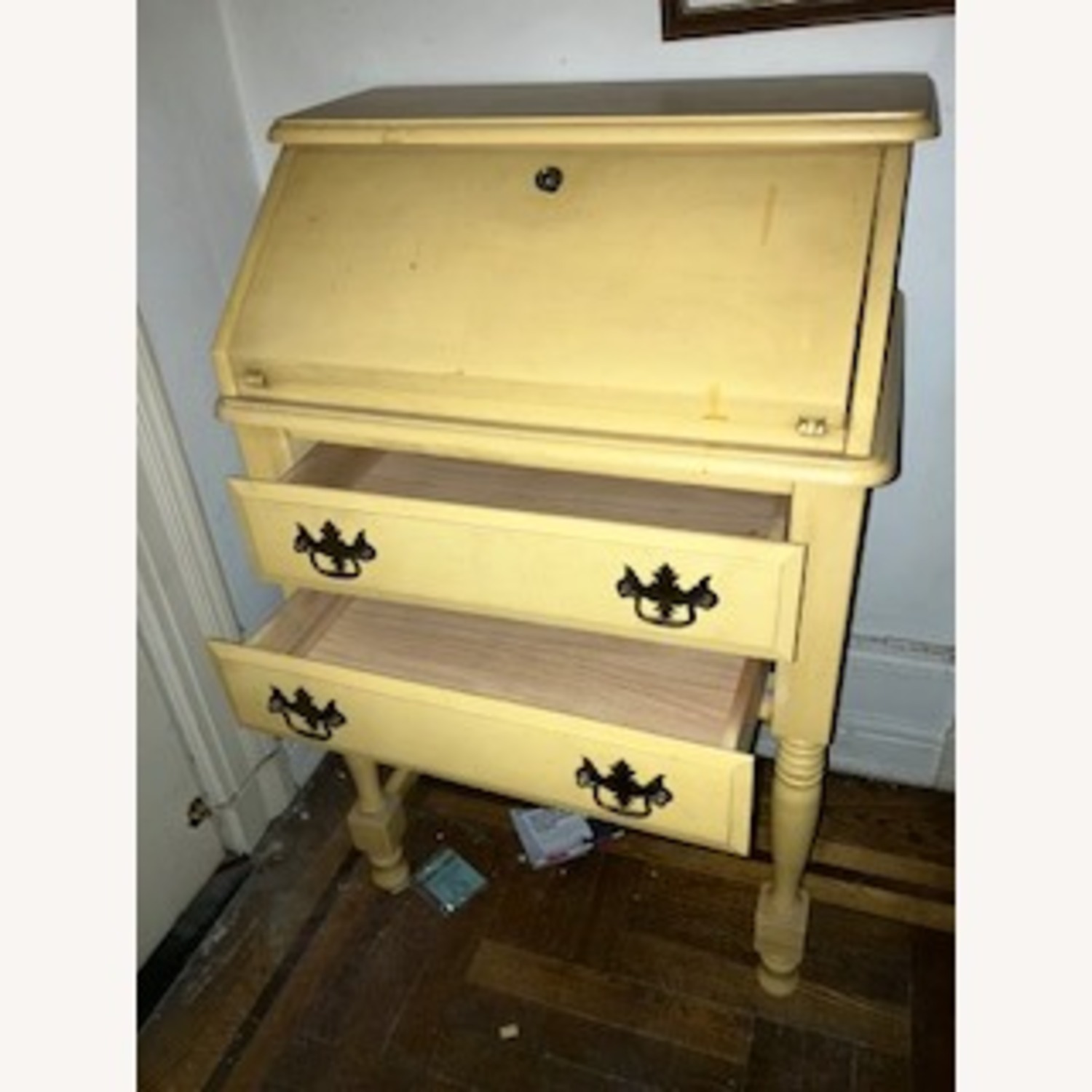 Desk to Fit Small Areas - image-3