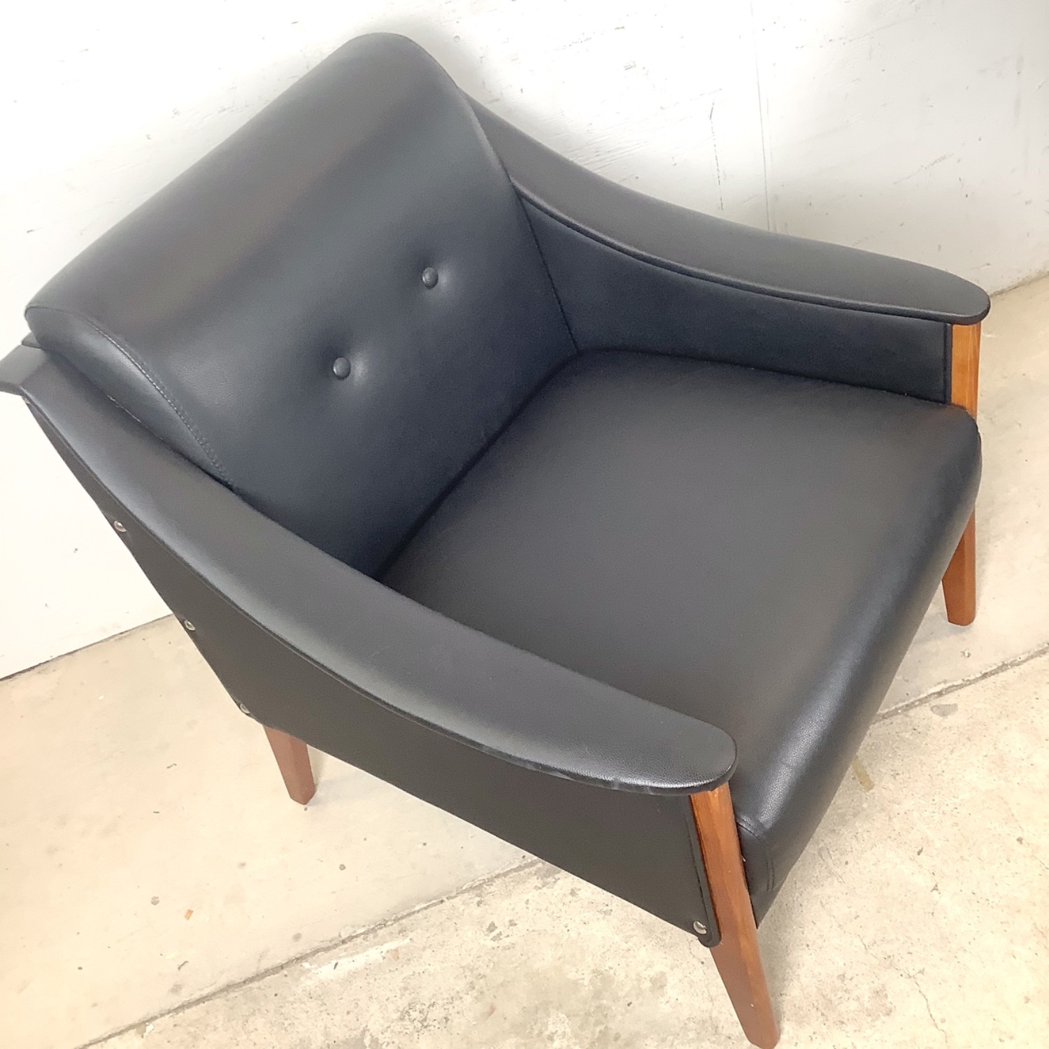 Pair Black Leather Armchairs after Gio Ponti - image-14
