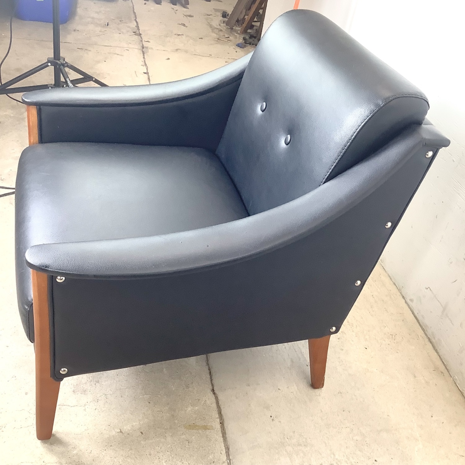 Pair Black Leather Armchairs after Gio Ponti - image-16