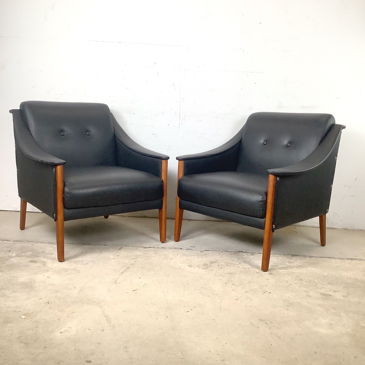 Pair Black Leather Armchairs after Gio Ponti - image-2