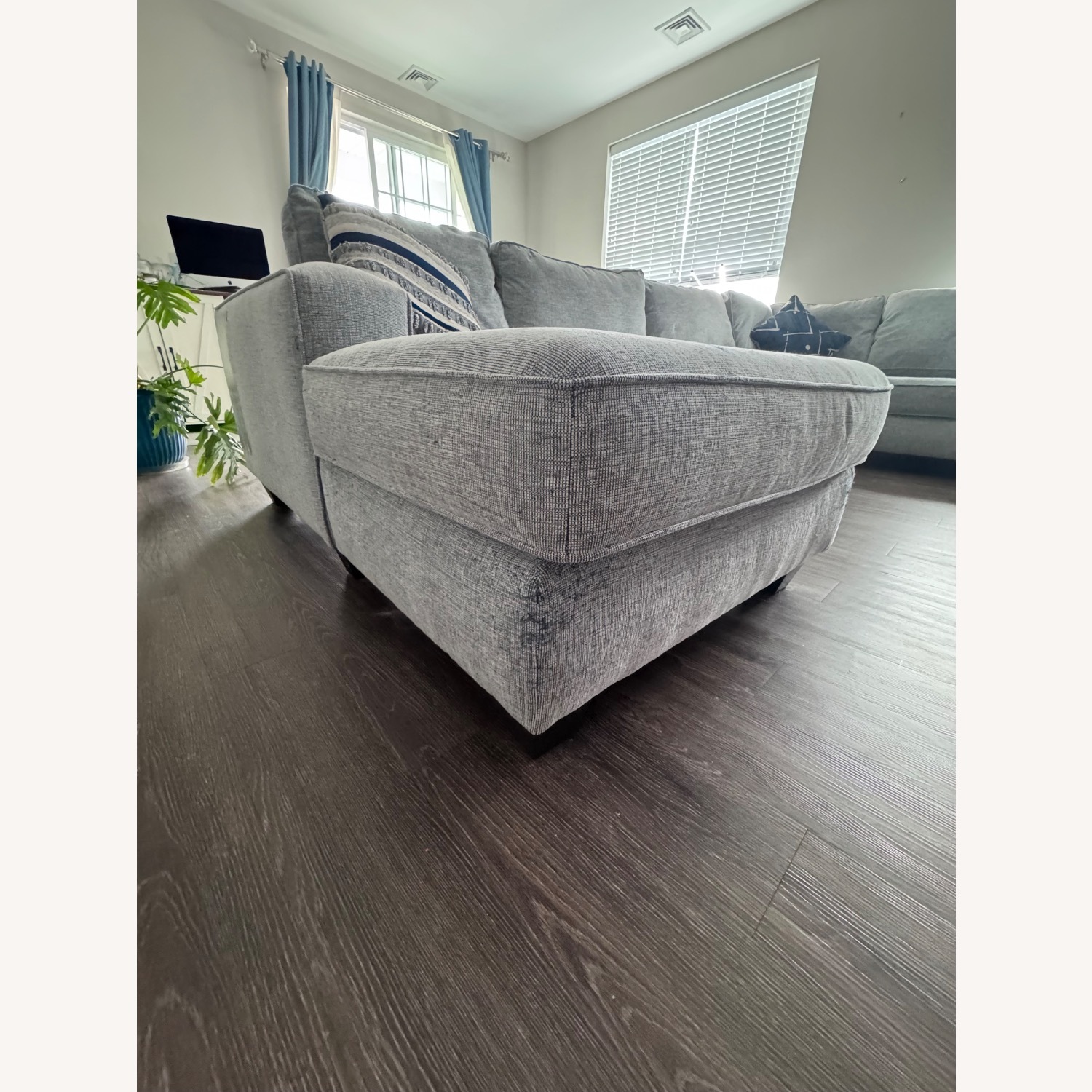 Raymour & Flanigan Light Gray 3+ Piece Sectional - image-6